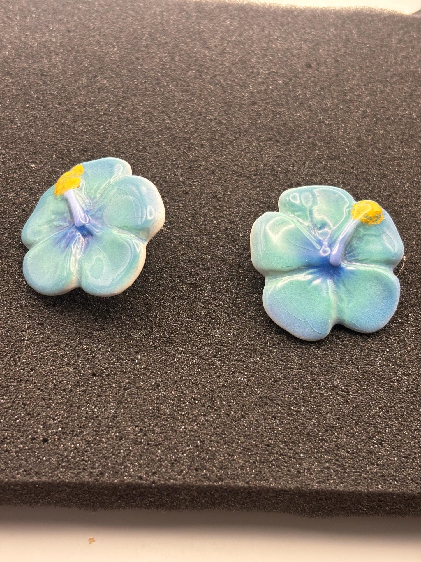 Vintage Maui Hibiscus Ceramic Hand Painted Flower Earrings Lover Antiques and Vintage