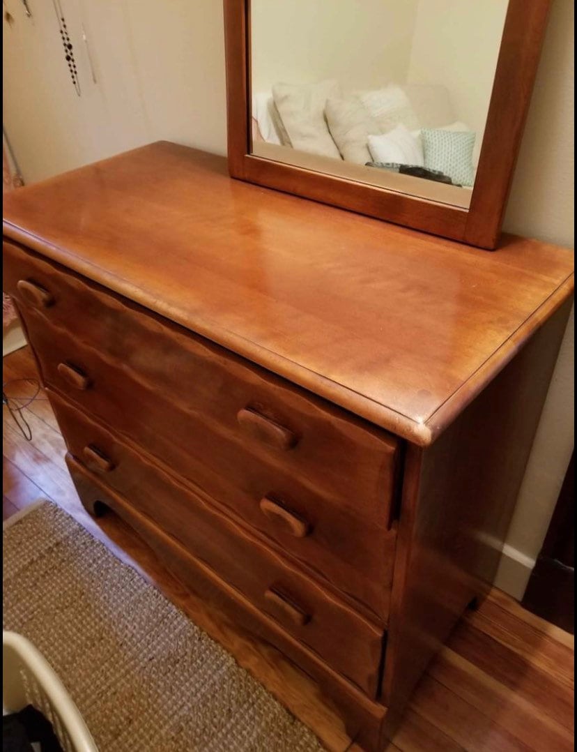 Cushman Colonial Creations Pennsylvania Piecrust Dresser No. 1043 and matching Mirror