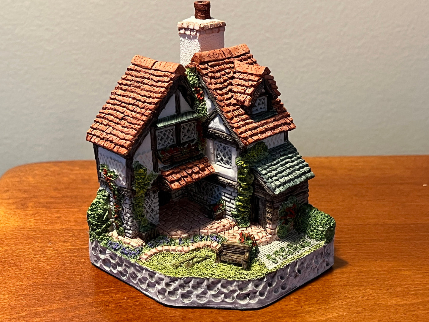Vintage Gardener’s Cottage by David Winter 1994 for 1995 Guild Members Cottages handmade hand painted Great Britain figurines