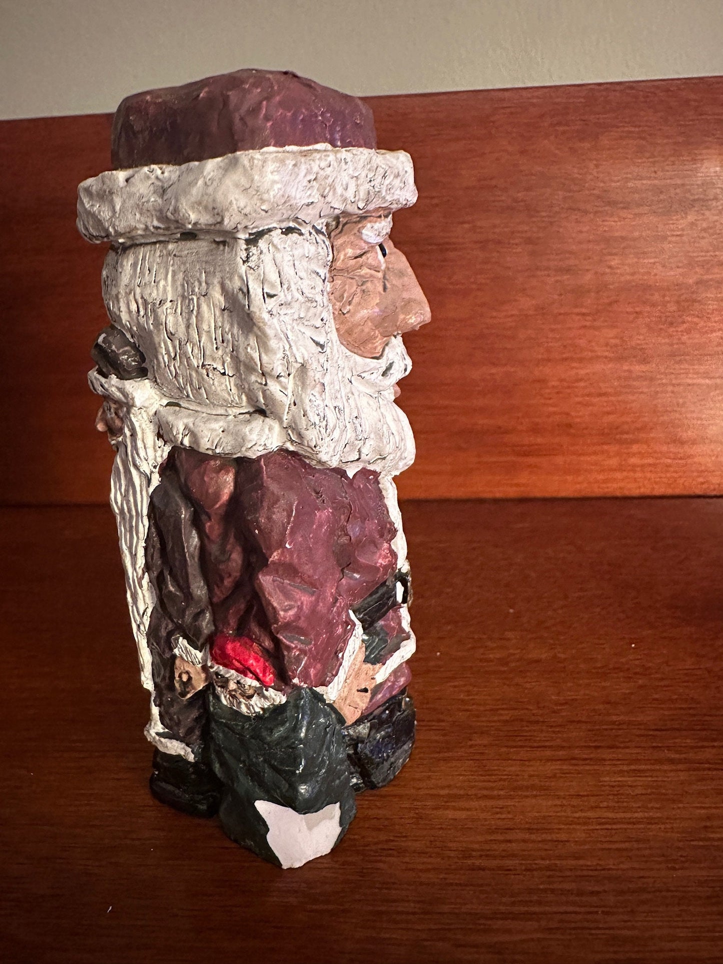 Vintage Carved Santa Claus Figurine, Precious Présents from Santa, Resin Santa, Lover Antiques and Vintage