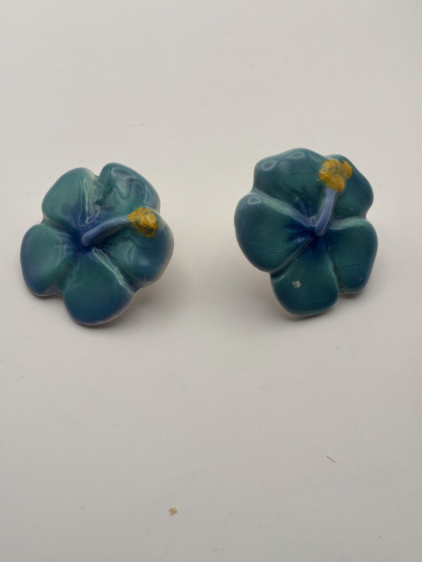 Vintage Maui Hibiscus Ceramic Hand Painted Flower Earrings Lover Antiques and Vintage