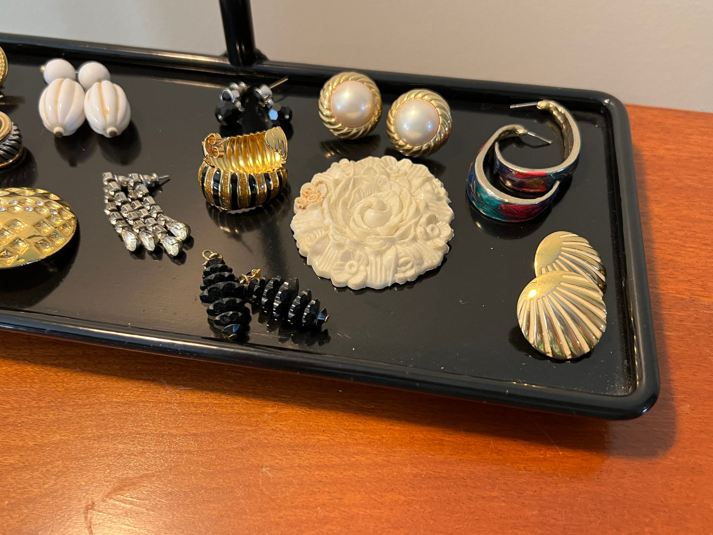 Vintage Costume Jewelry Collection: 11 Earrings & 2 Brooches