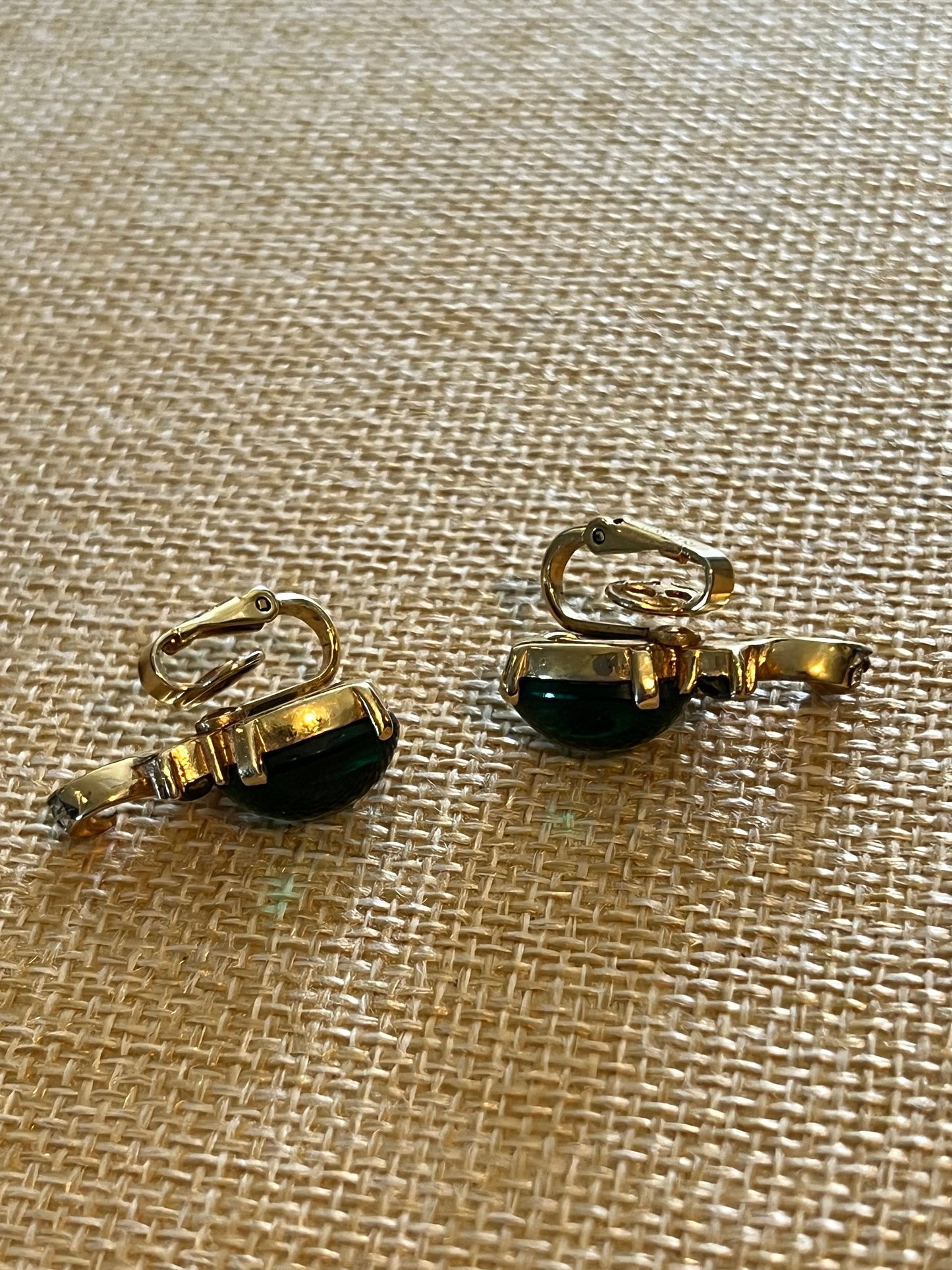 Vintage Crown Trifari Emerald Green Jelly Belly Clip On Earrings