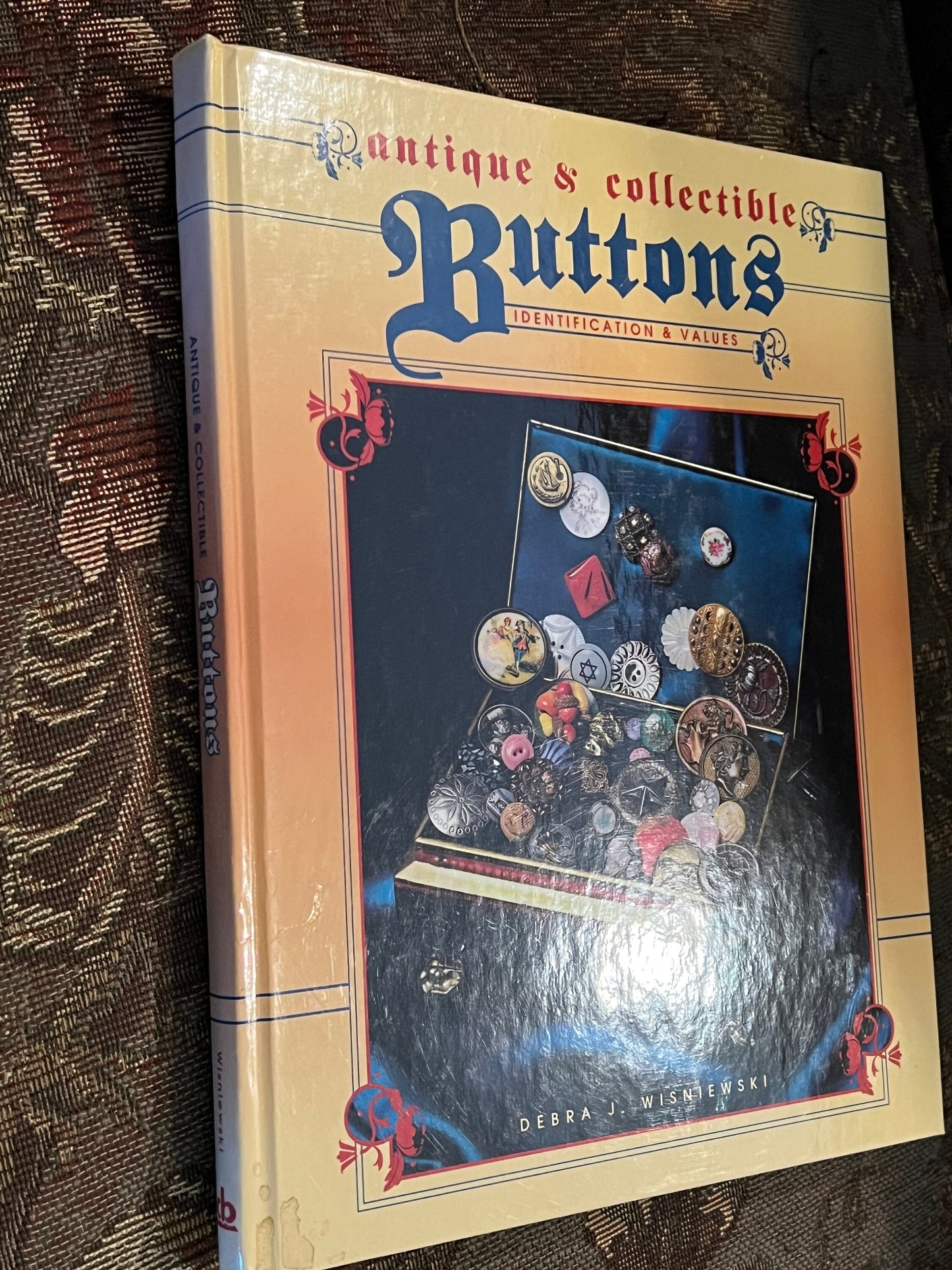 Antique & Collectible Buttons Identification Guide Book by Debra J. Wisniewski