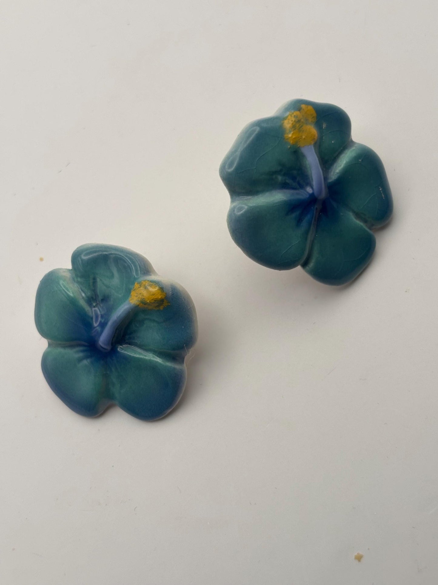 Vintage Maui Hibiscus Ceramic Hand Painted Flower Earrings Lover Antiques and Vintage