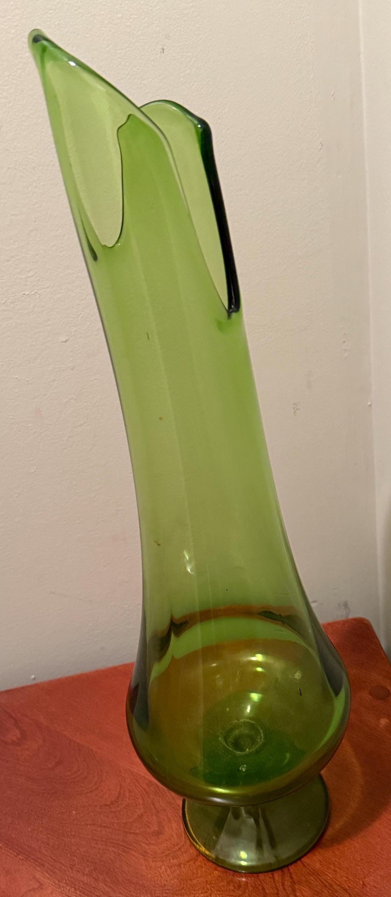 Vintage LE Smith Avocado Green Pedestal Smoothie Swung Vase Lover Antiques and Vintage