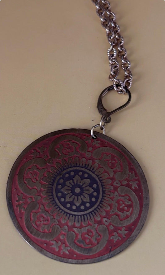 Vintage Red Black Enamel Gold Tone Circular Pendant Necklace 14 Inch Chain Retro Jewelry