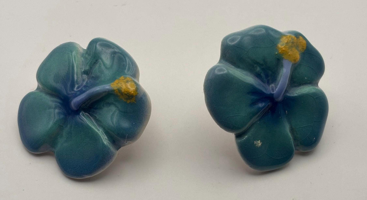 Vintage Maui Hibiscus Ceramic Hand Painted Flower Earrings Lover Antiques and Vintage