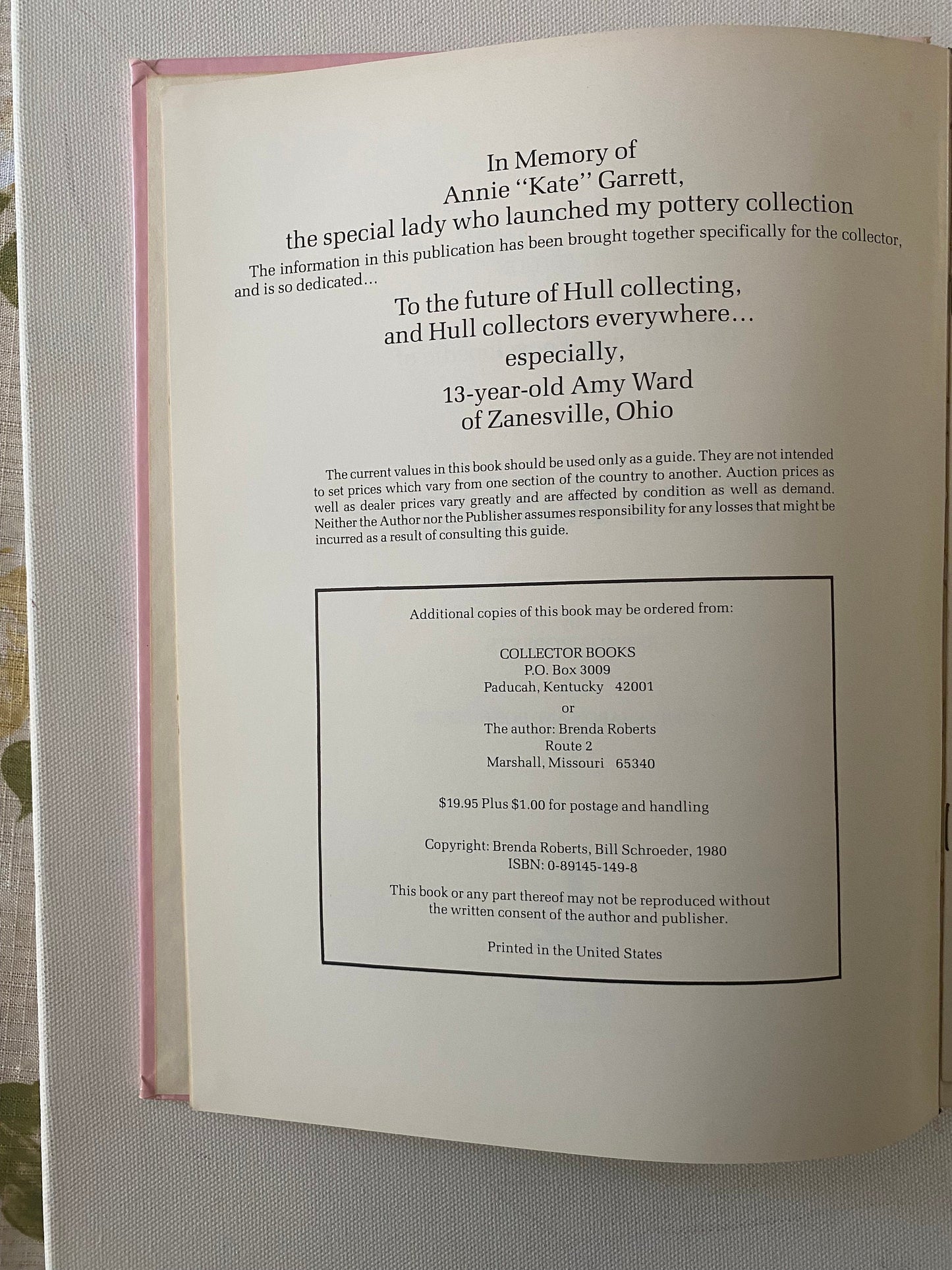 The Collector’s Encyclopedia of Hull Pottery Book, by Brenda Roberts, Lover Antiques and Vintage