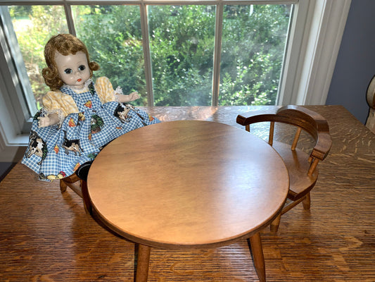 Madame Alexander Doll Wendy Goes to the Farm with table and chair vintage like new condition 8” tall