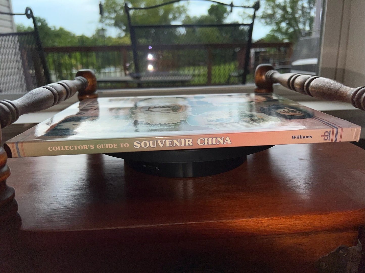 Souvenir China Collector's Guide: Keepsakes of a Golden Era