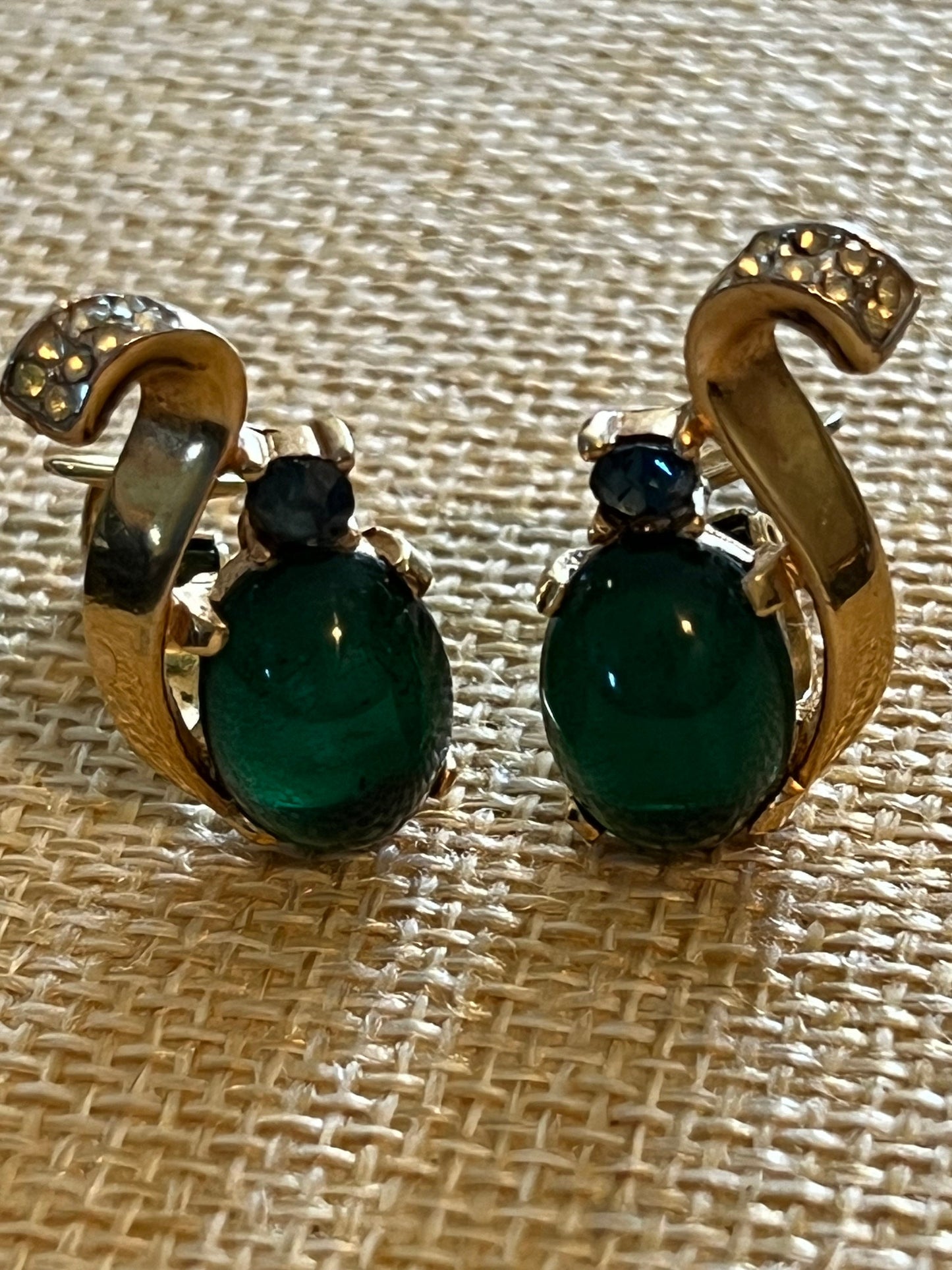 Vintage Crown Trifari Emerald Green Jelly Belly Clip On Earrings