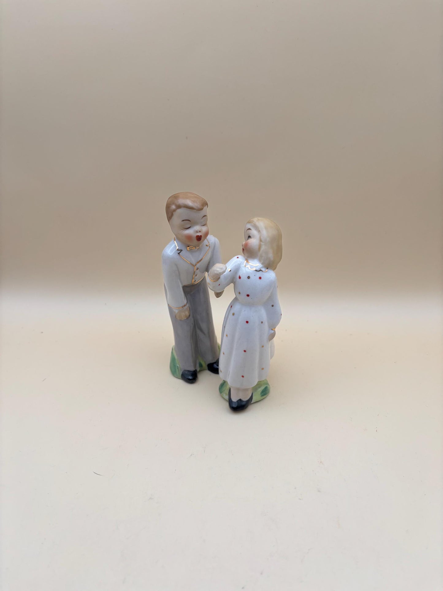 Vintage Bride and Groom Salt and Pepper Shakers Kissing Couple Lover Antiques and Vintage