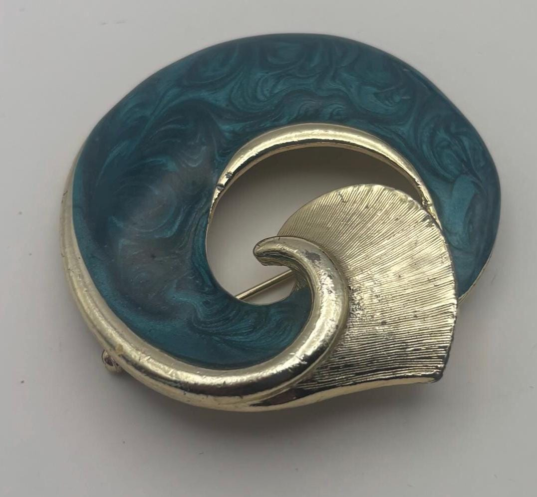 Vintage Green & Gold Enamel Swirl Brooch: Elegant Pin
