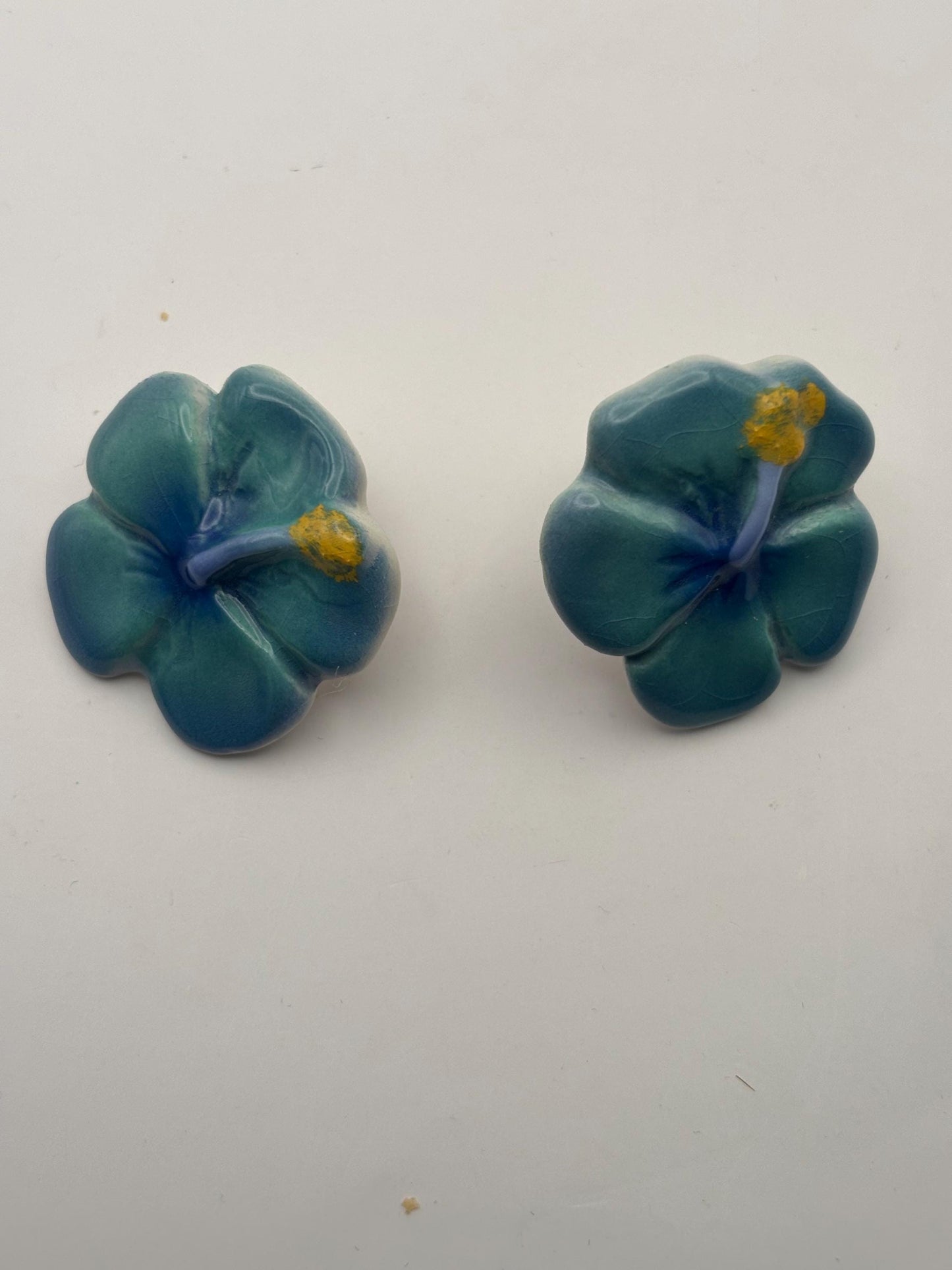 Vintage Maui Hibiscus Ceramic Hand Painted Flower Earrings Lover Antiques and Vintage
