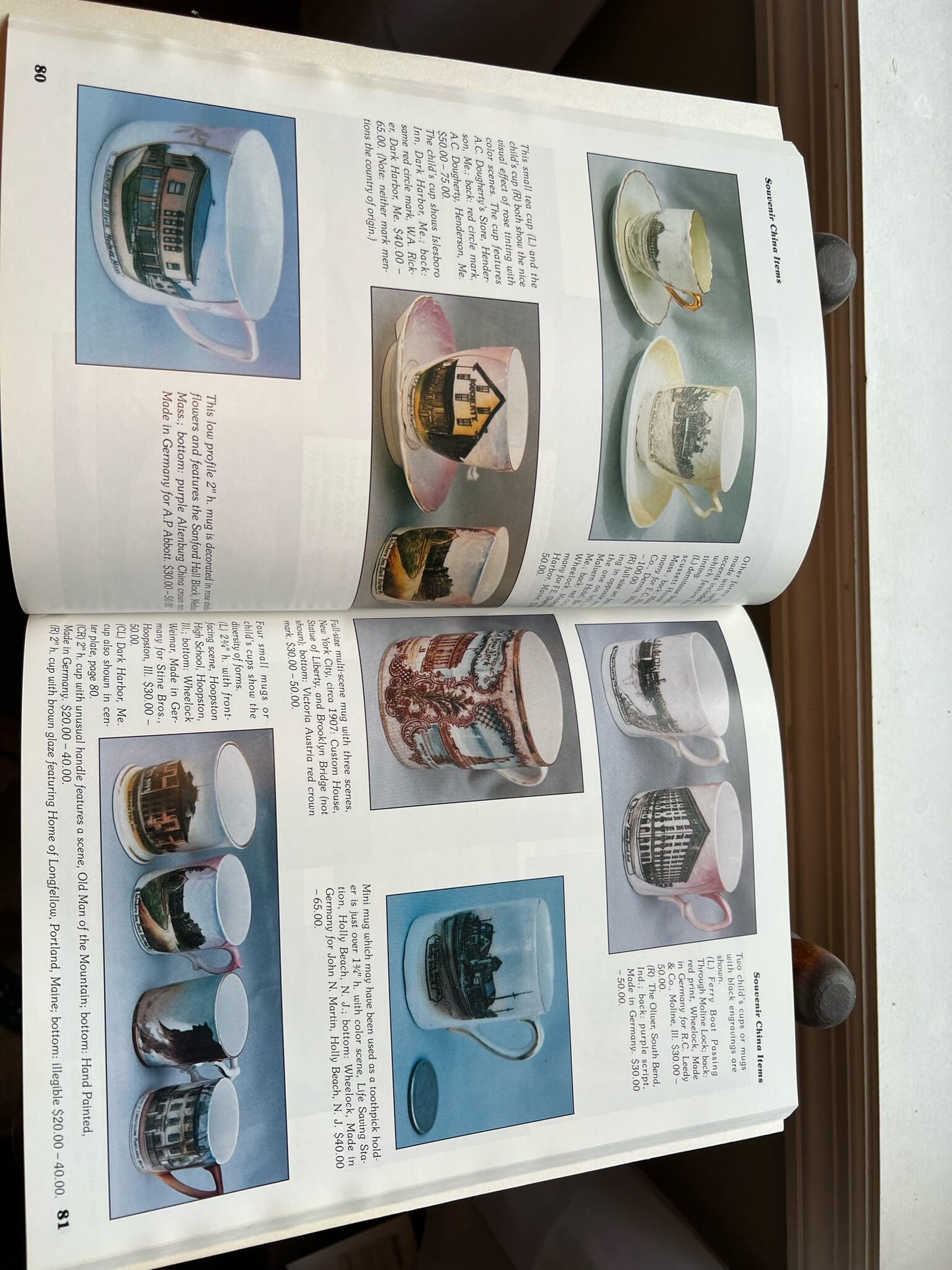 Souvenir China Collector's Guide: Keepsakes of a Golden Era