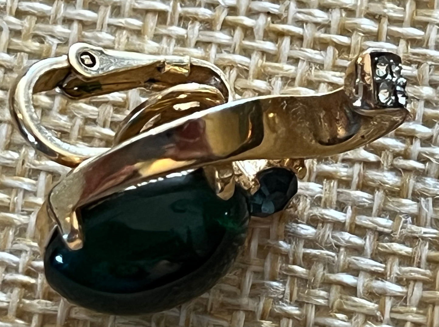 Vintage Crown Trifari Emerald Green Jelly Belly Clip On Earrings