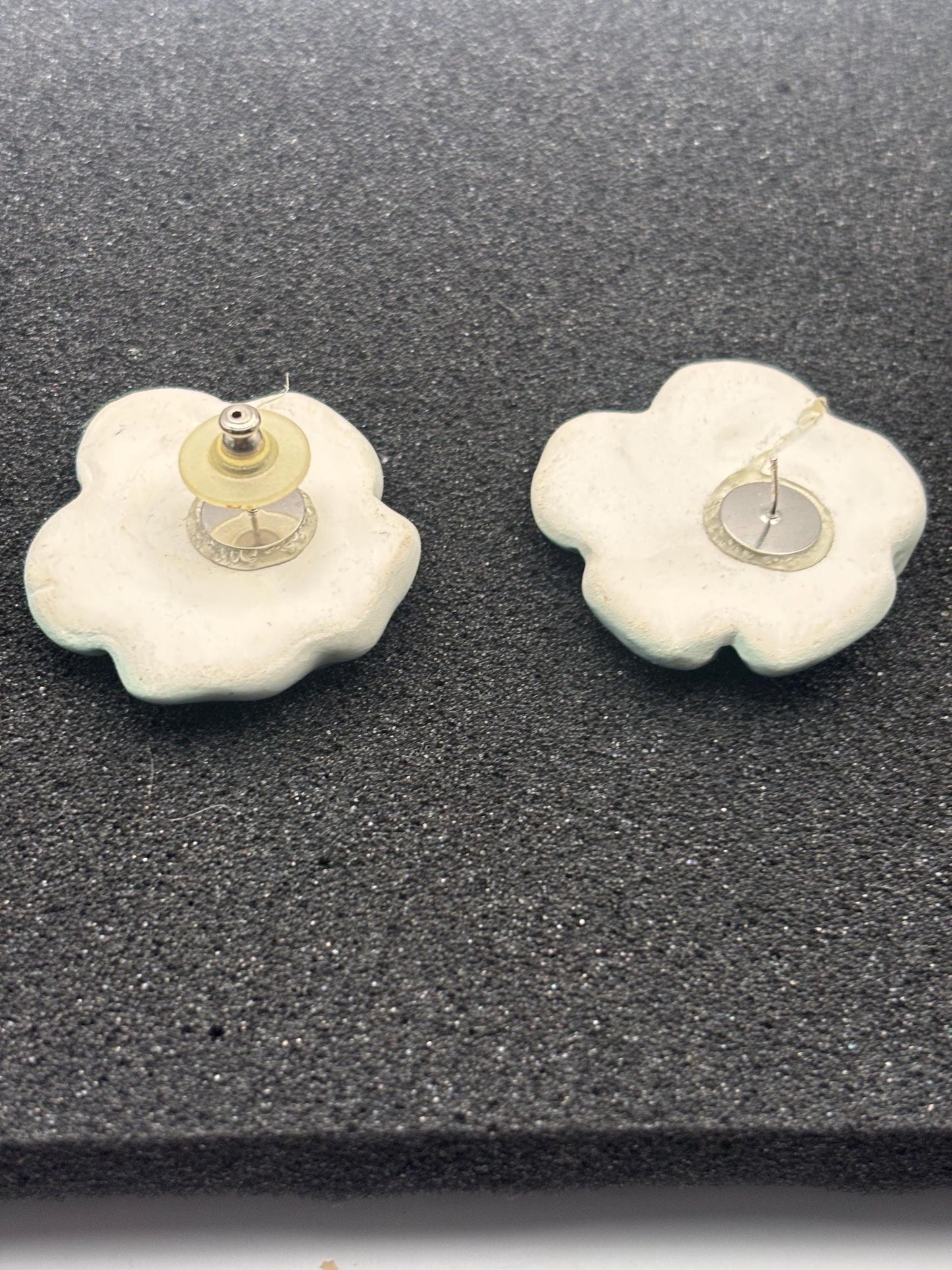 Vintage Maui Hibiscus Ceramic Hand Painted Flower Earrings Lover Antiques and Vintage