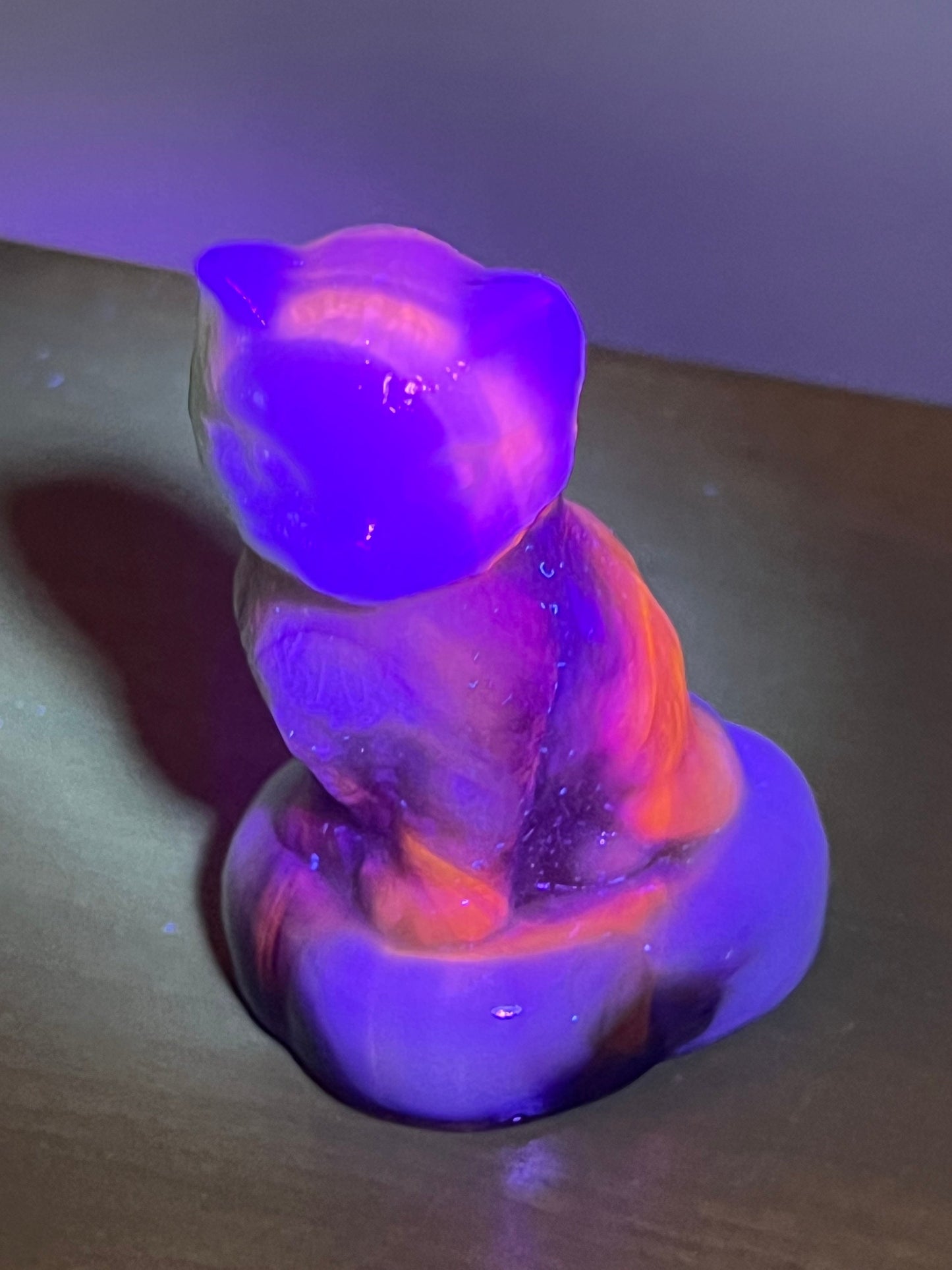 Vintage Boyd Art Glass Cat Figurine: Manganese Slag Glass