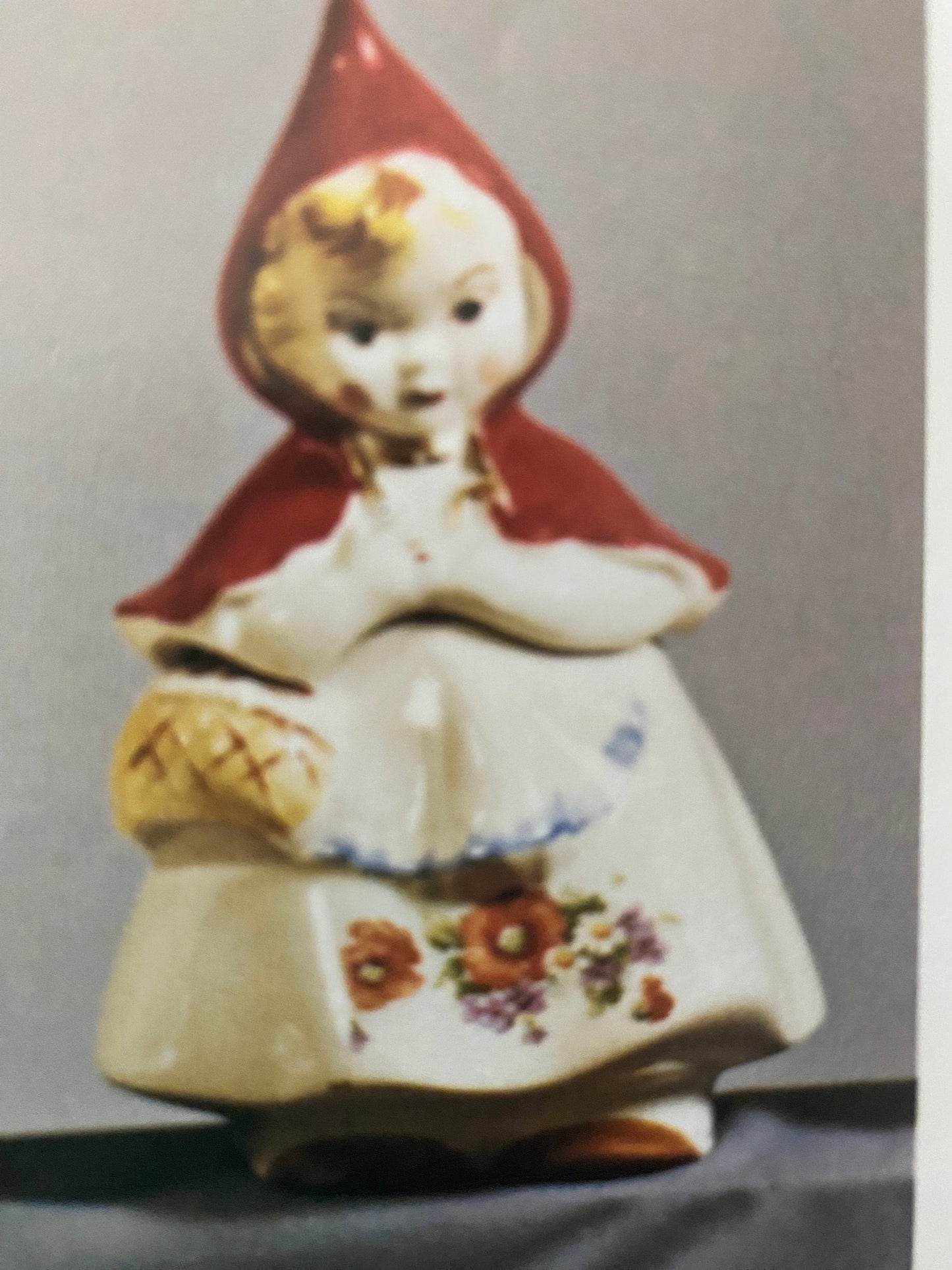 The Collector’s Encyclopedia of Hull Pottery Book, by Brenda Roberts, Lover Antiques and Vintage