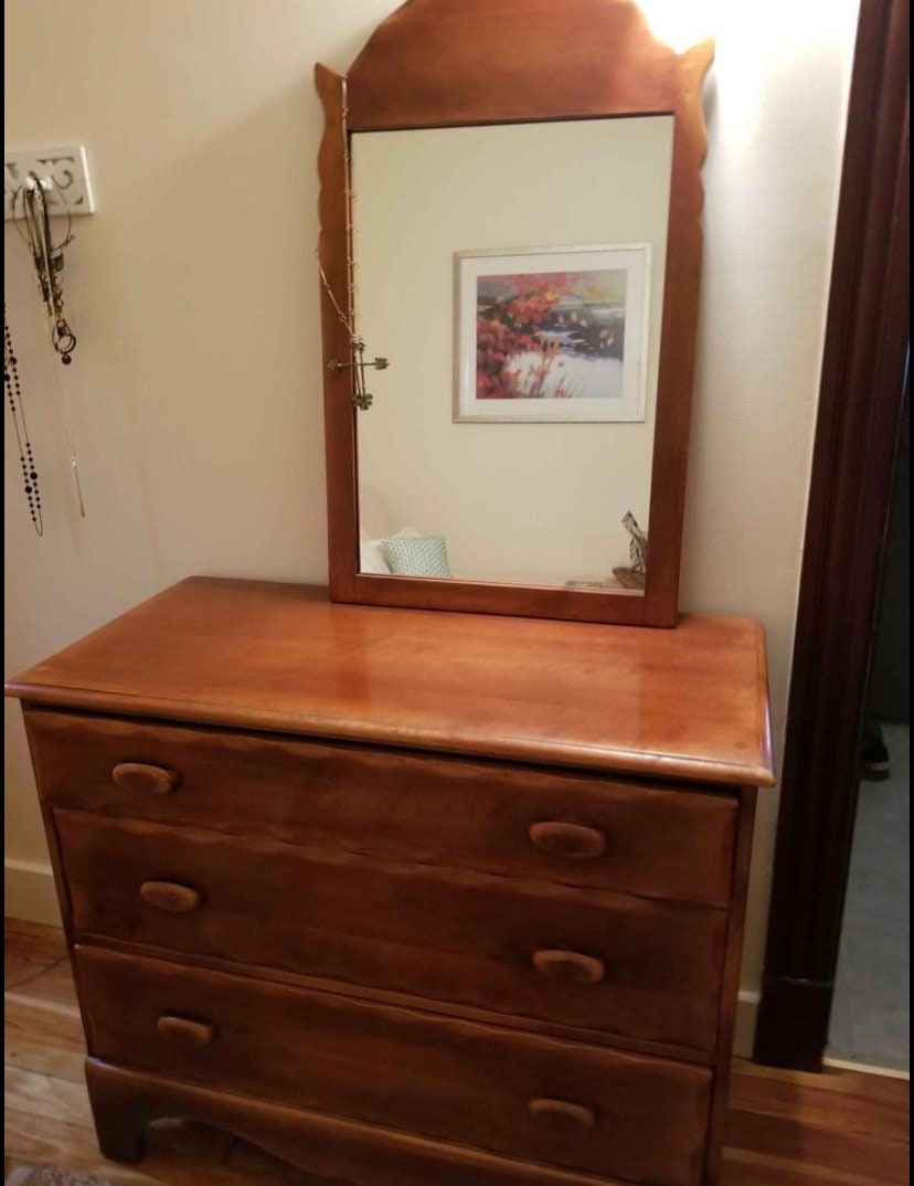 Cushman Colonial Creations Pennsylvania Piecrust Dresser No. 1043 and matching Mirror