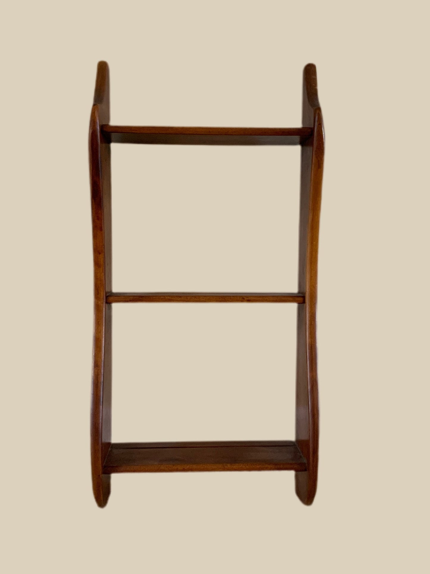 Vintage Cushman Colonial Creations Wall Rack #7003 in lovely condition