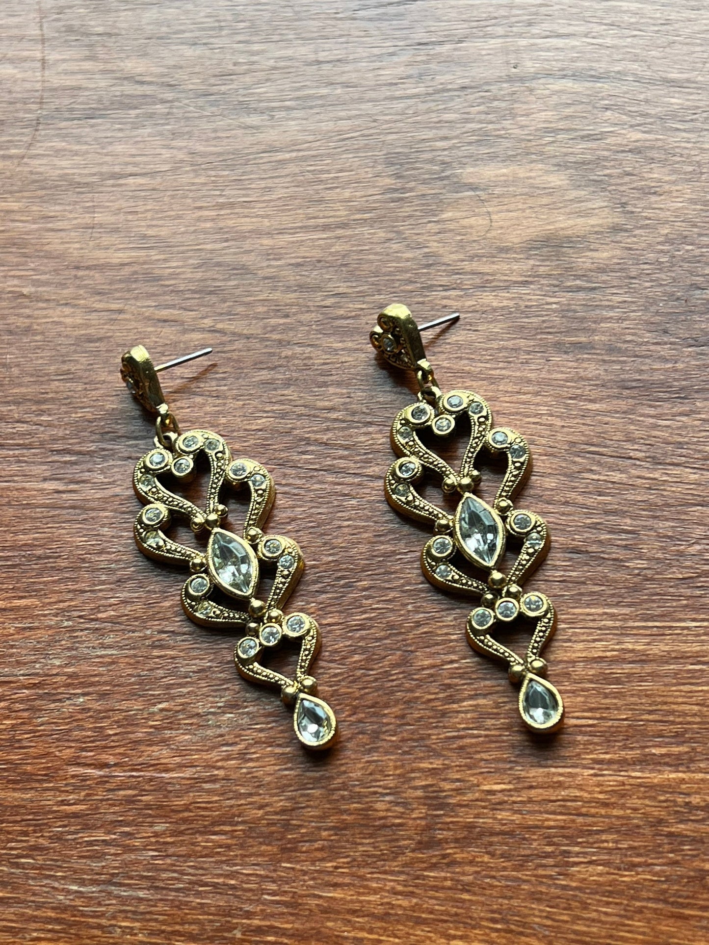 Vintage dangle earrings elegant hearts very pretty gold toned jewelry
