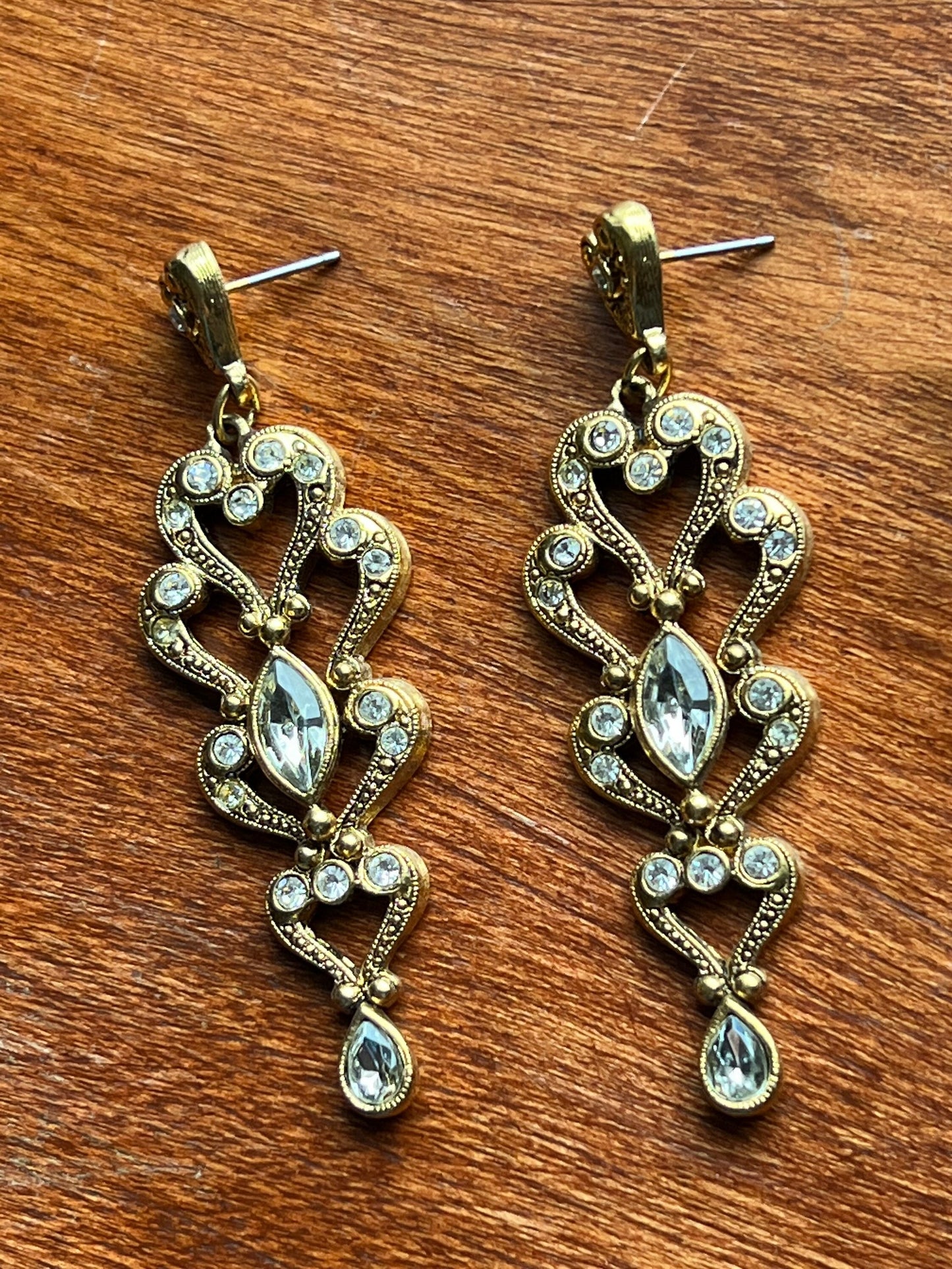 Vintage dangle earrings elegant hearts very pretty gold toned jewelry