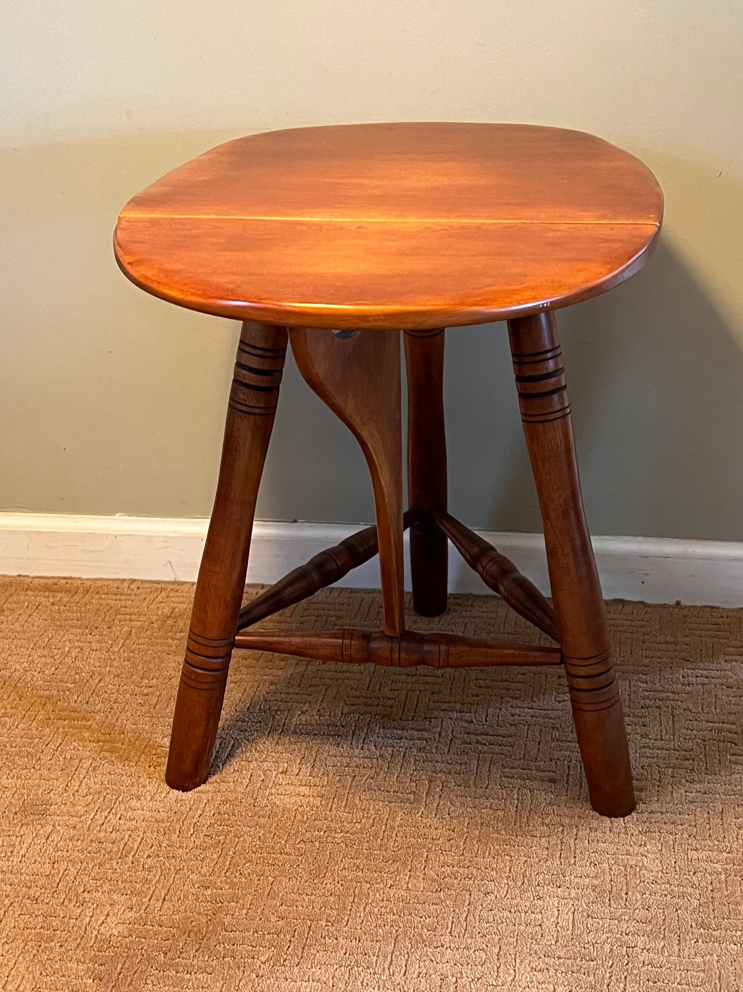 Cushman Colonial Creations Tripod Drop Leaf End Table No. 3-21, Lover Antiques and Vintage