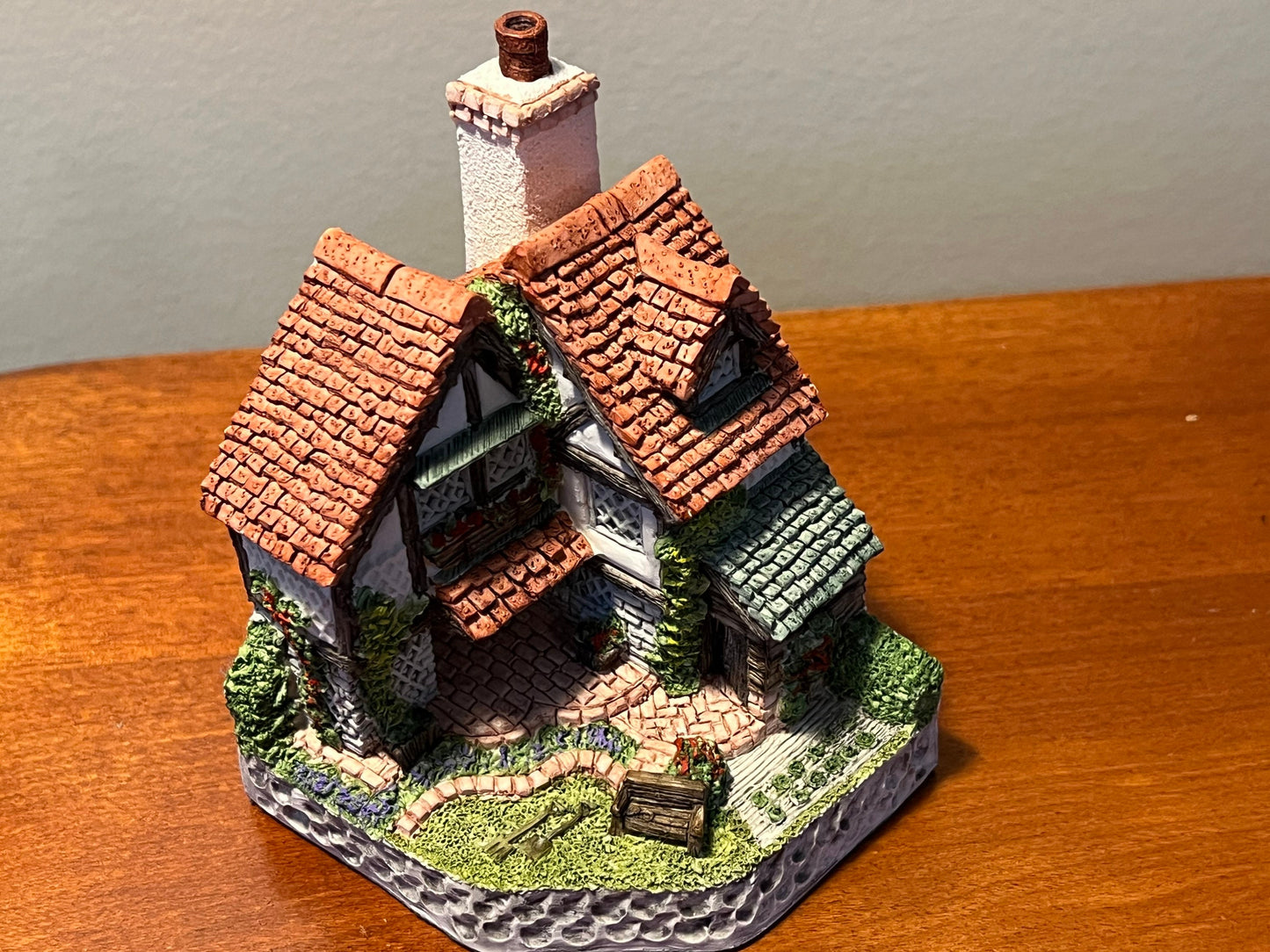 Vintage Gardener’s Cottage by David Winter 1994 for 1995 Guild Members Cottages handmade hand painted Great Britain figurines