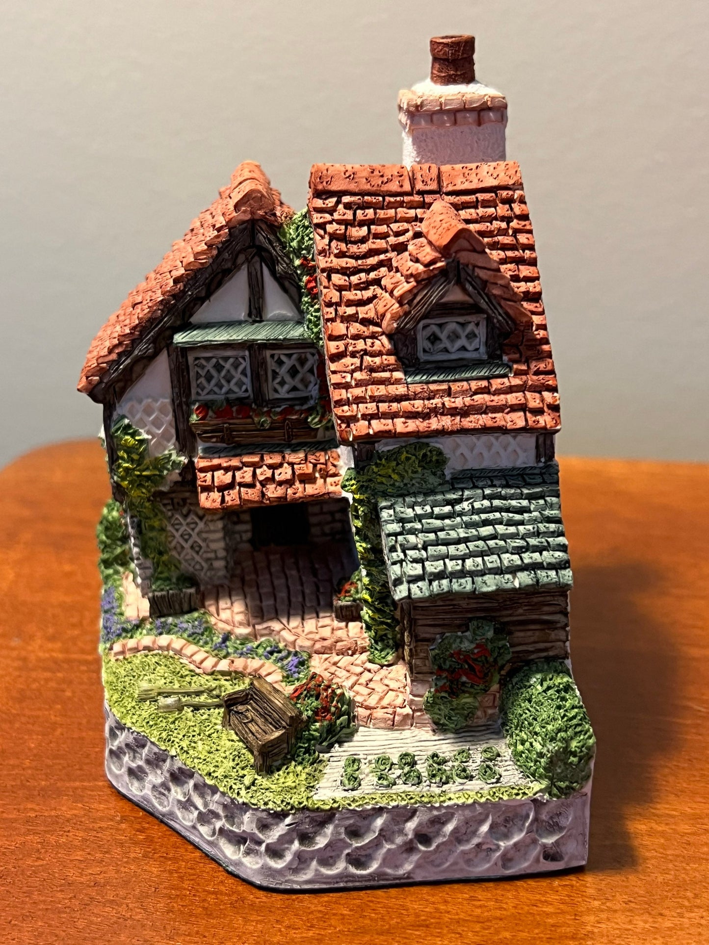 Vintage Gardener’s Cottage by David Winter 1994 for 1995 Guild Members Cottages handmade hand painted Great Britain figurines