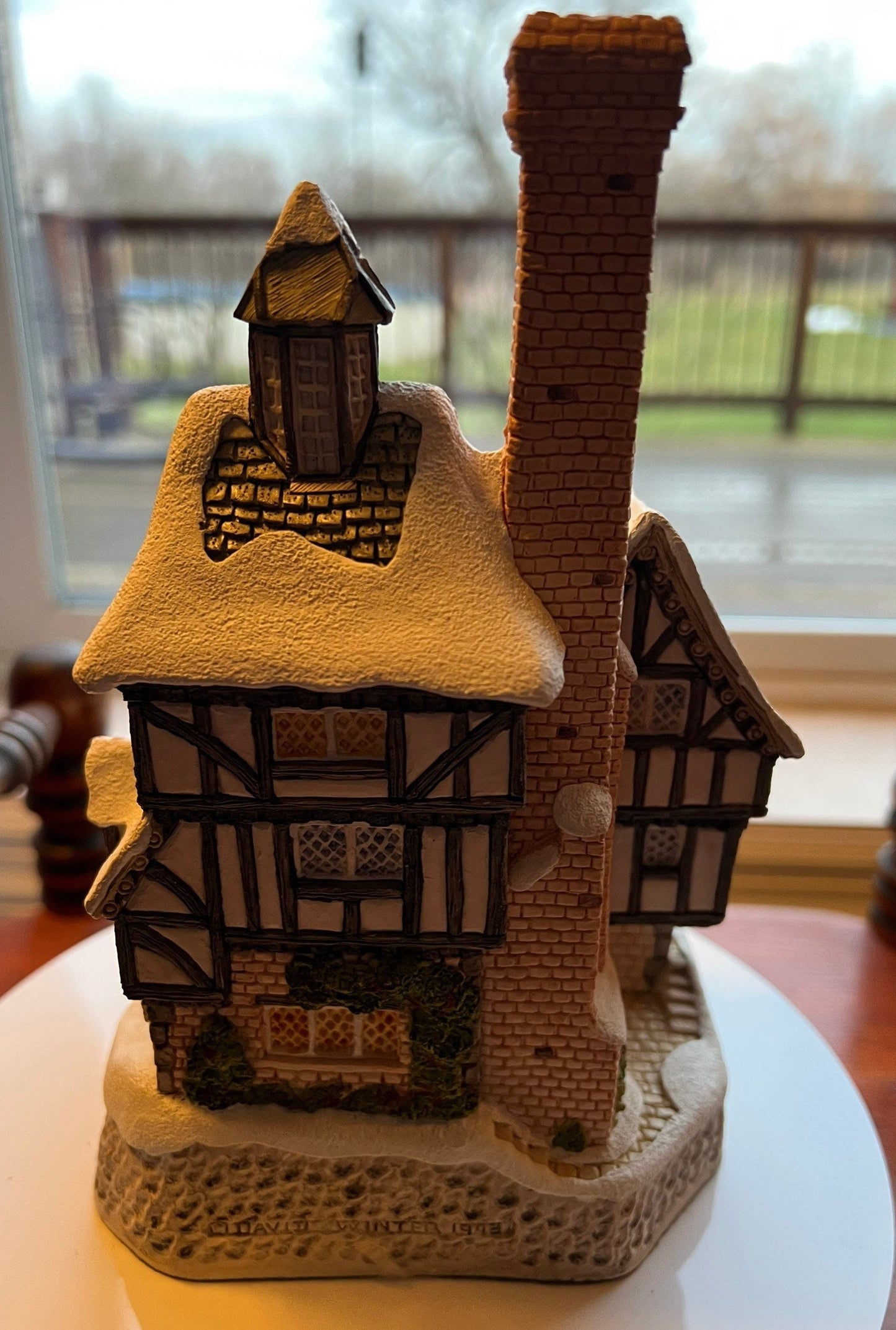 Vintage The Scrooge Family Home by David Winter Cottages handmade hand painted Great Britain figures figurines 1993