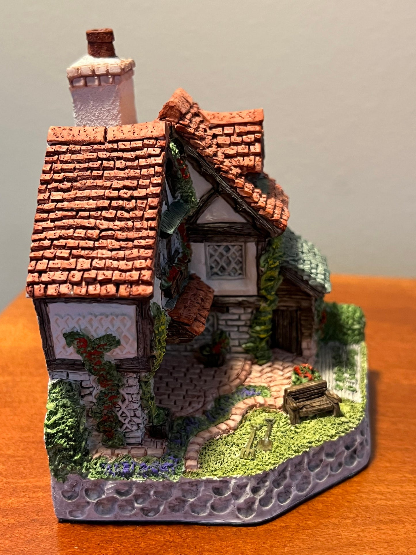 Vintage Gardener’s Cottage by David Winter 1994 for 1995 Guild Members Cottages handmade hand painted Great Britain figurines