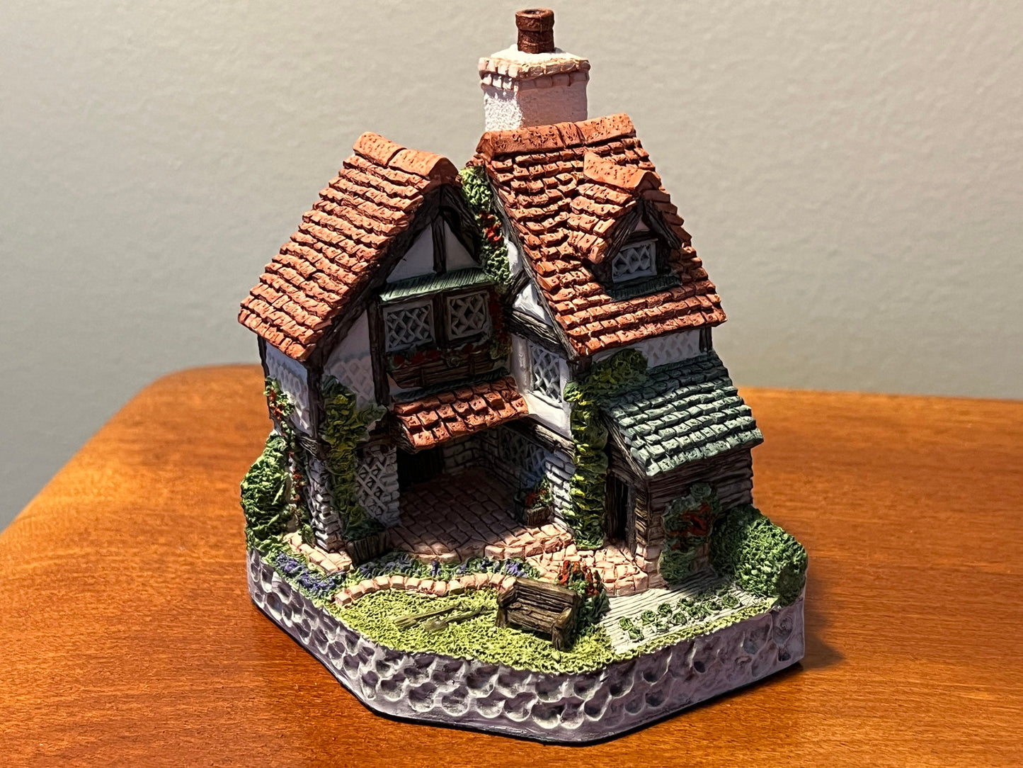 Vintage Gardener’s Cottage by David Winter 1994 for 1995 Guild Members Cottages handmade hand painted Great Britain figurines