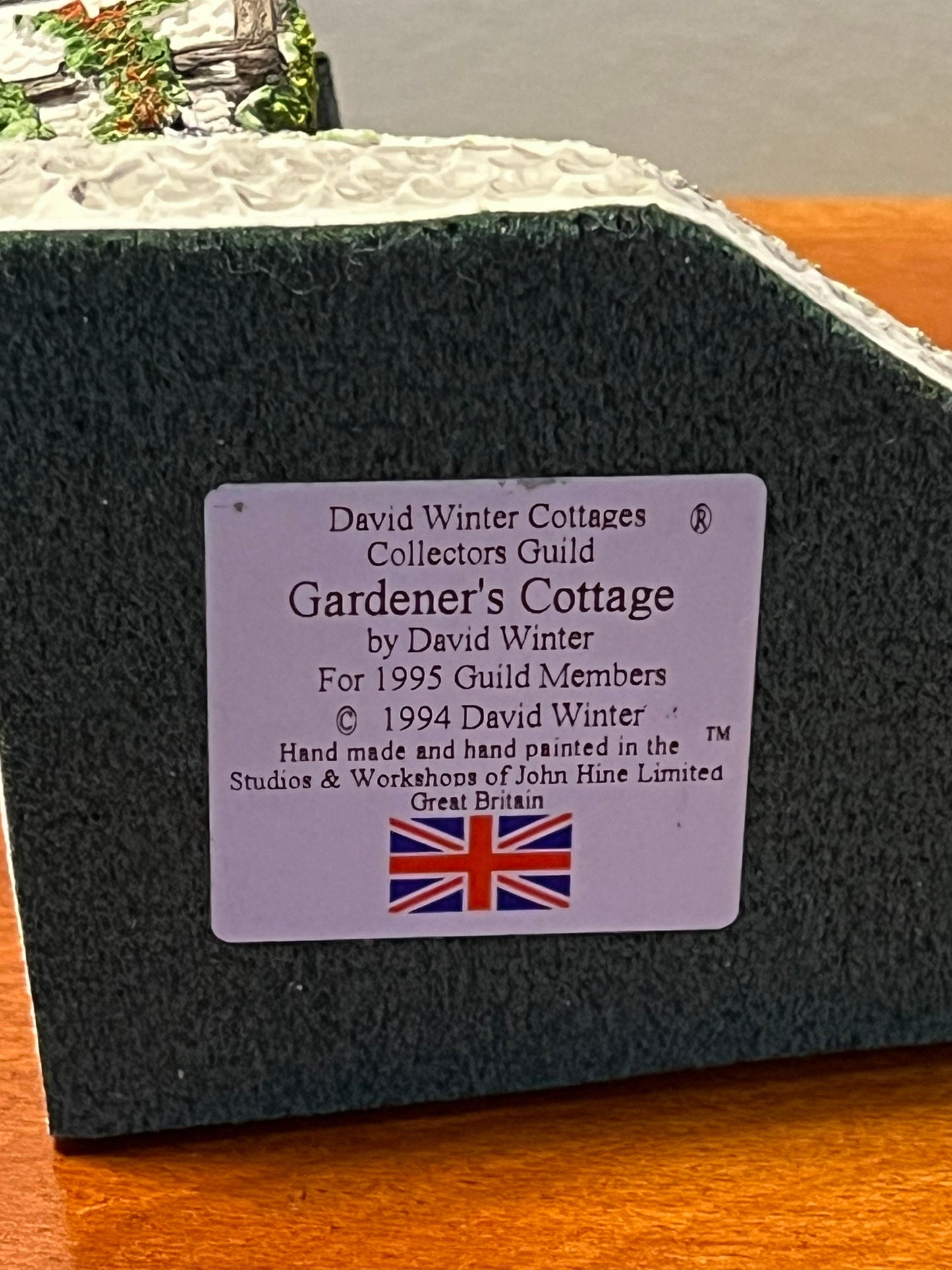Vintage Gardener’s Cottage by David Winter 1994 for 1995 Guild Members Cottages handmade hand painted Great Britain figurines