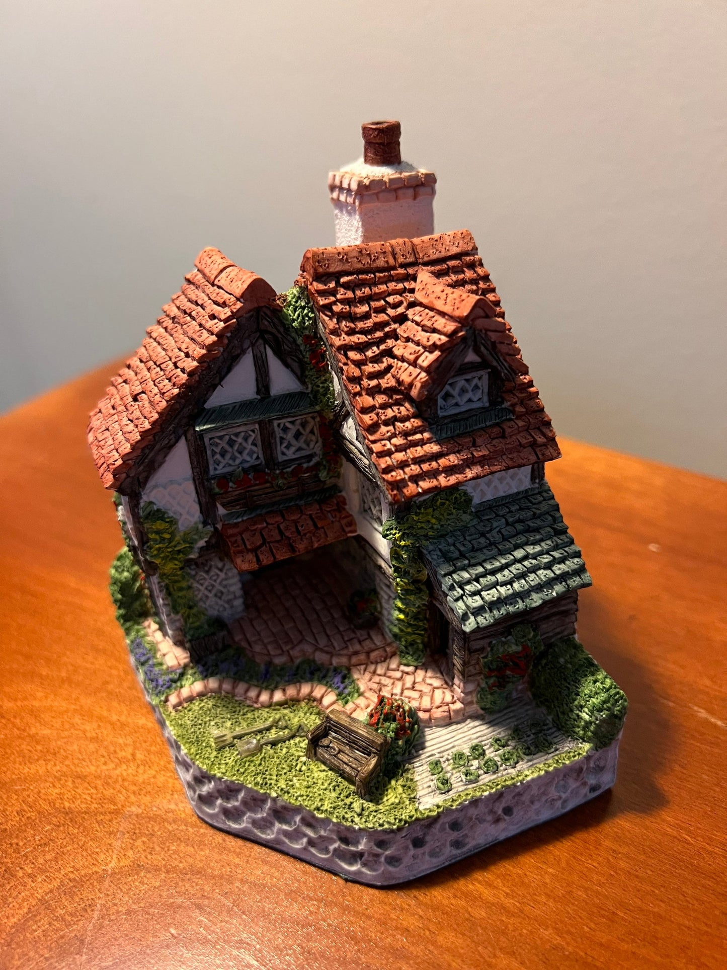 Vintage Gardener’s Cottage by David Winter 1994 for 1995 Guild Members Cottages handmade hand painted Great Britain figurines
