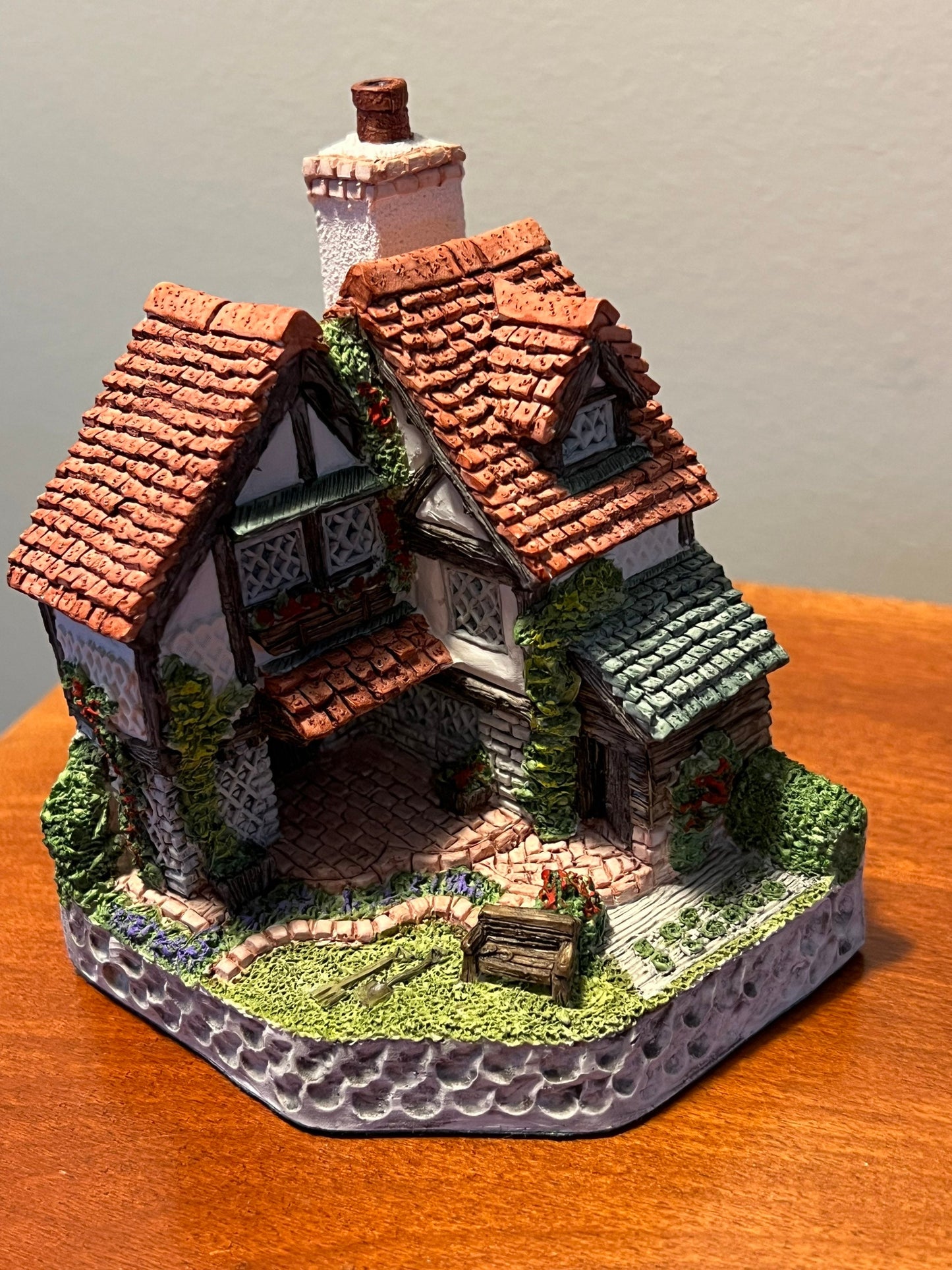 Vintage Gardener’s Cottage by David Winter 1994 for 1995 Guild Members Cottages handmade hand painted Great Britain figurines