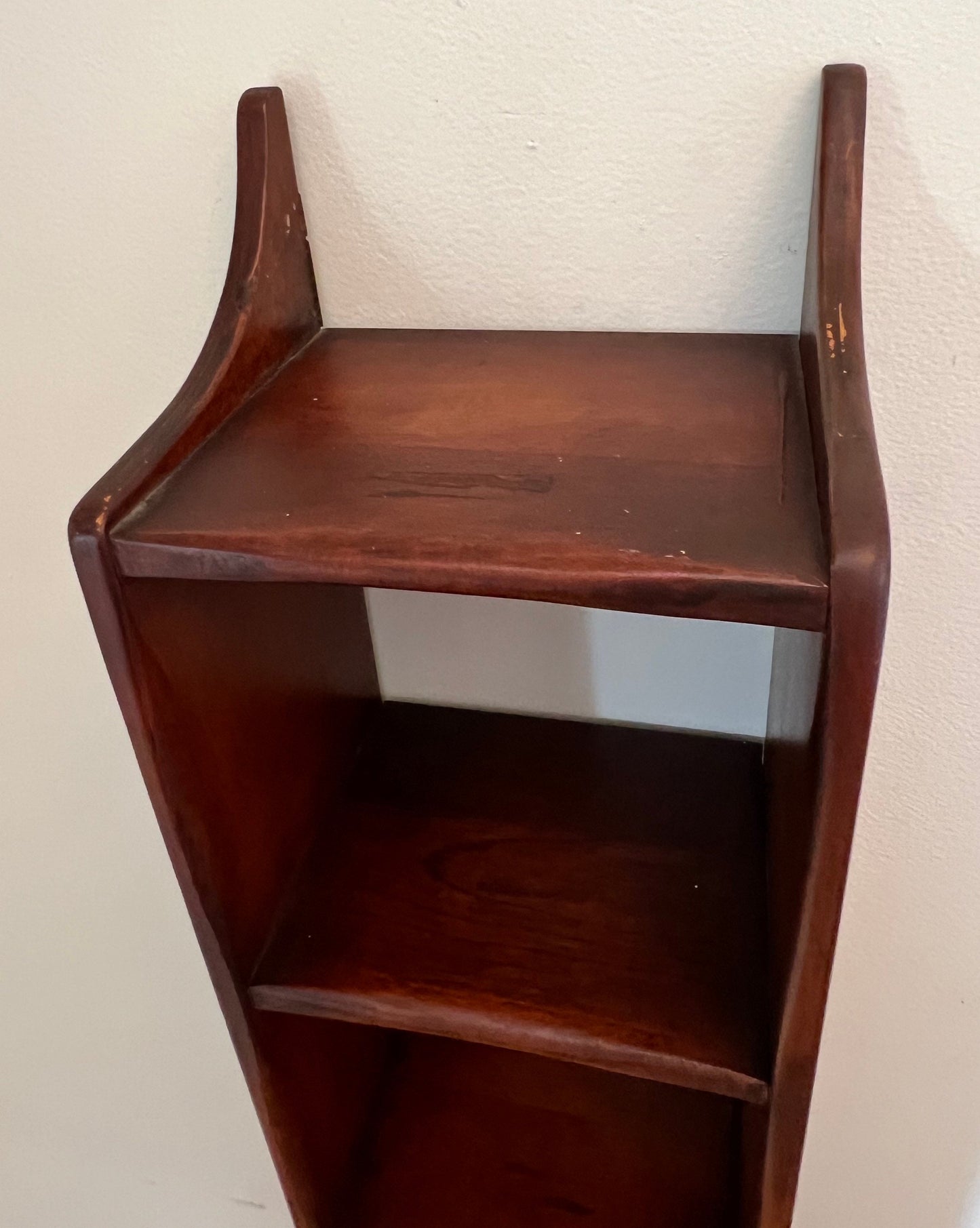 Cushman Colonial Creations Hanging Book Shelf No. 3-47 Wall Rack Bookshelf Lover Antiques and Vintage