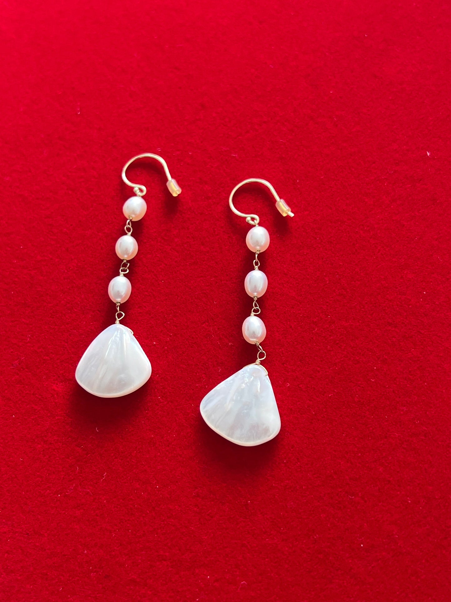 Vintage Mother of Pearl Earrings, White Shell Opalescent Earrings, Drop Earring, Jewelry, Dangling Earrings, Seashells, Lover Antiques
