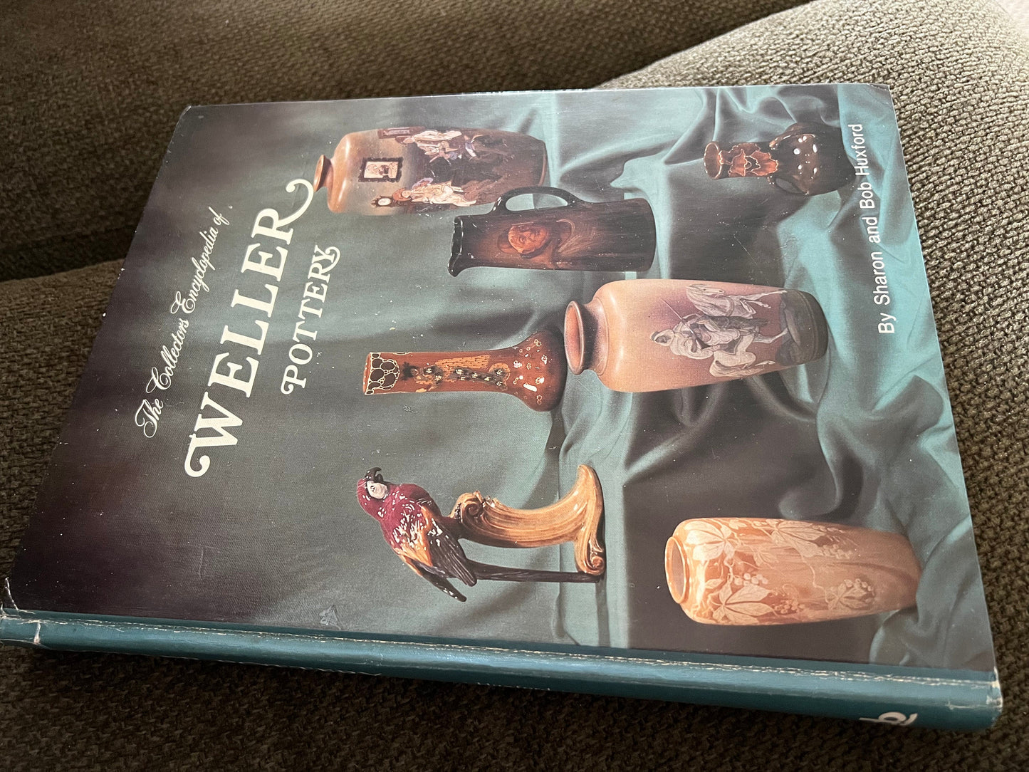 The Collectors Encyclopedia of Weller Pottery Book, Samuel Weller, Weller Guide, by Sharon and Bob Huxford, Lover Antiques and Vintage