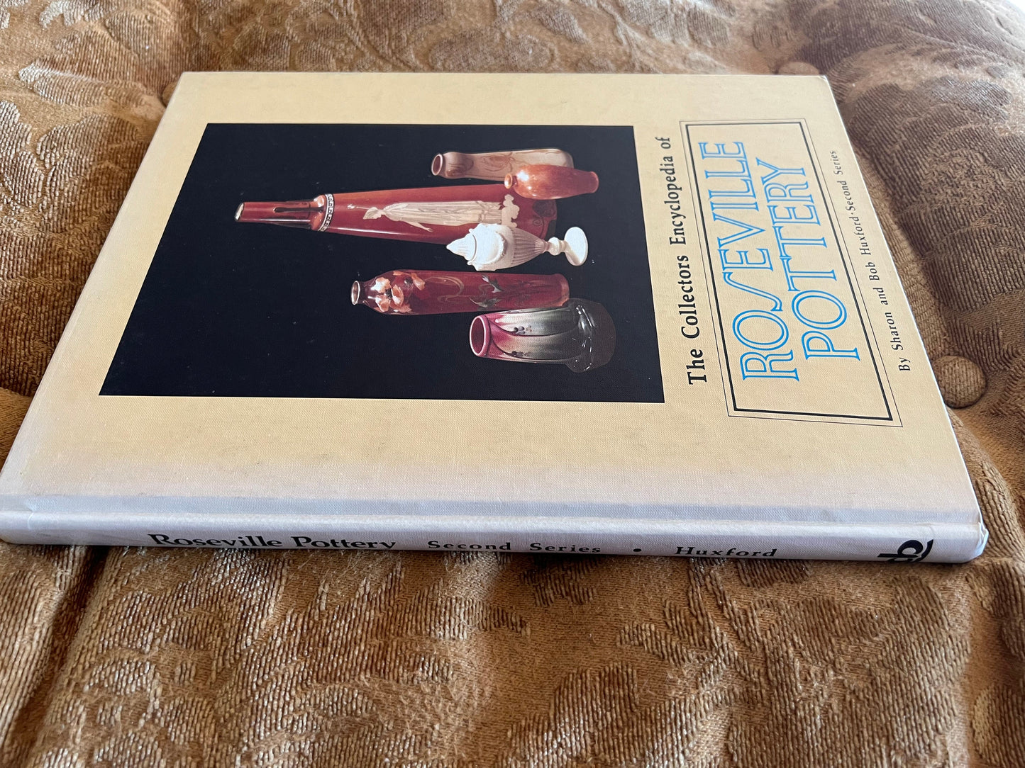 The Collectors Encyclopedia of Roseville Pottery Guide Book By Sharon and Bob Huxford, Second Series, Lover Antiques and Vintage