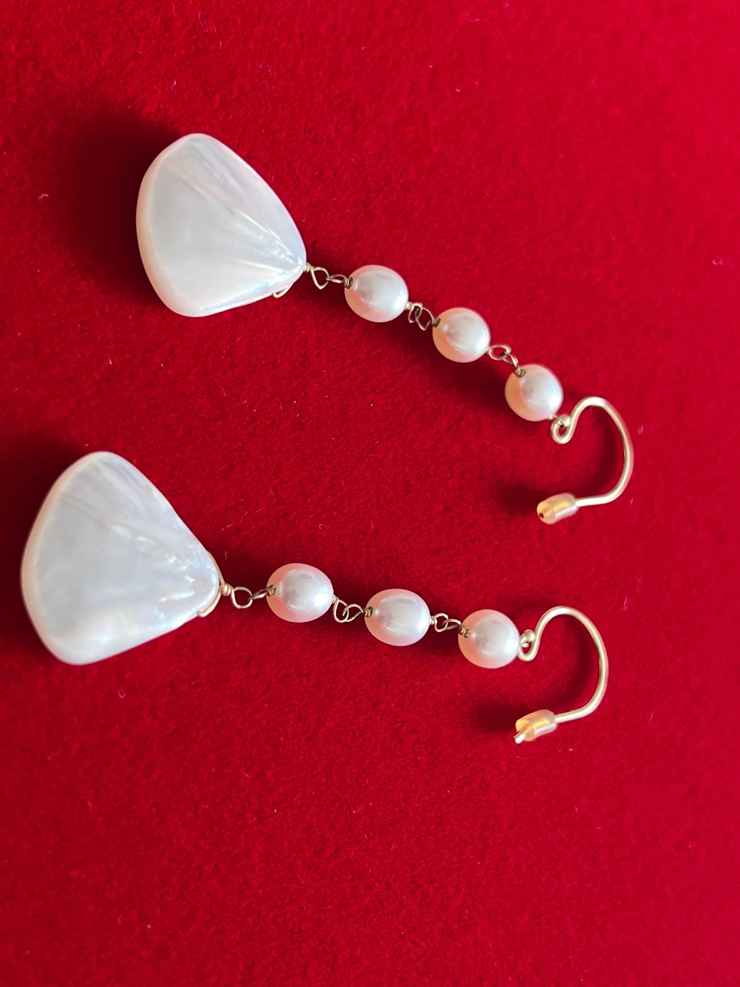 Vintage Mother of Pearl Earrings, White Shell Opalescent Earrings, Drop Earring, Jewelry, Dangling Earrings, Seashells, Lover Antiques