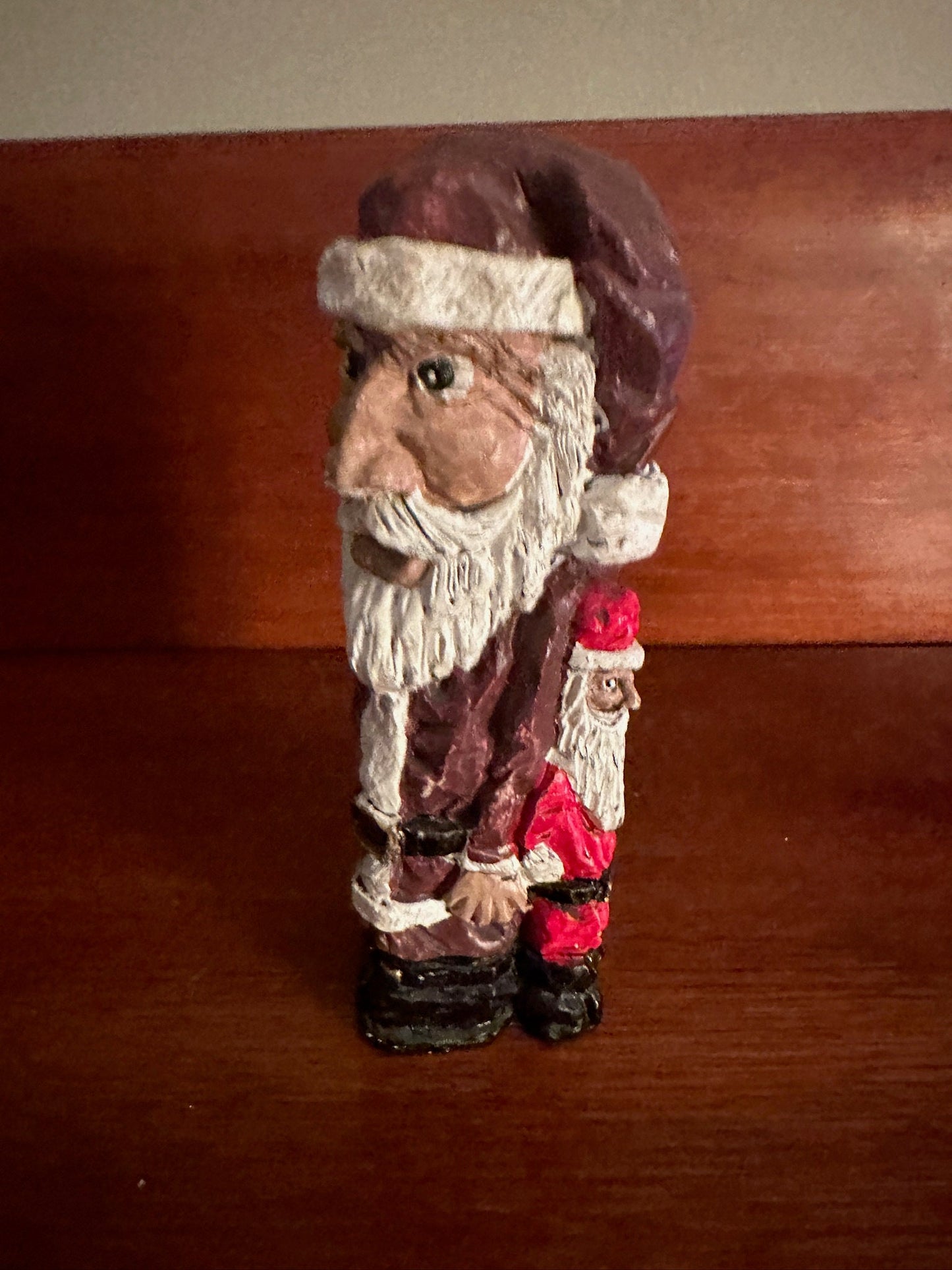Vintage Carved Santa Claus Figurine, Precious Présents from Santa, Resin Santa, Lover Antiques and Vintage