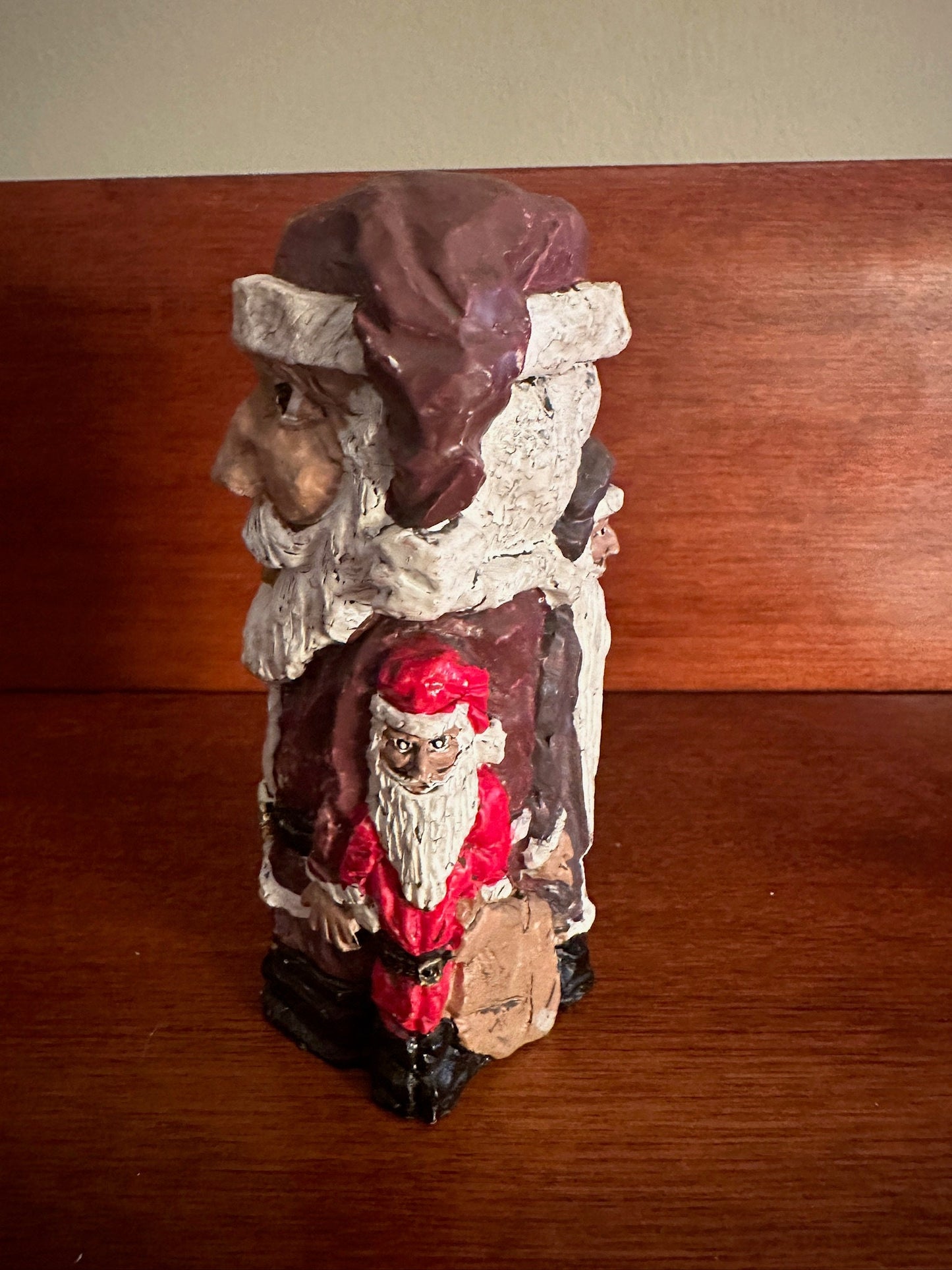 Vintage Carved Santa Claus Figurine, Precious Présents from Santa, Resin Santa, Lover Antiques and Vintage