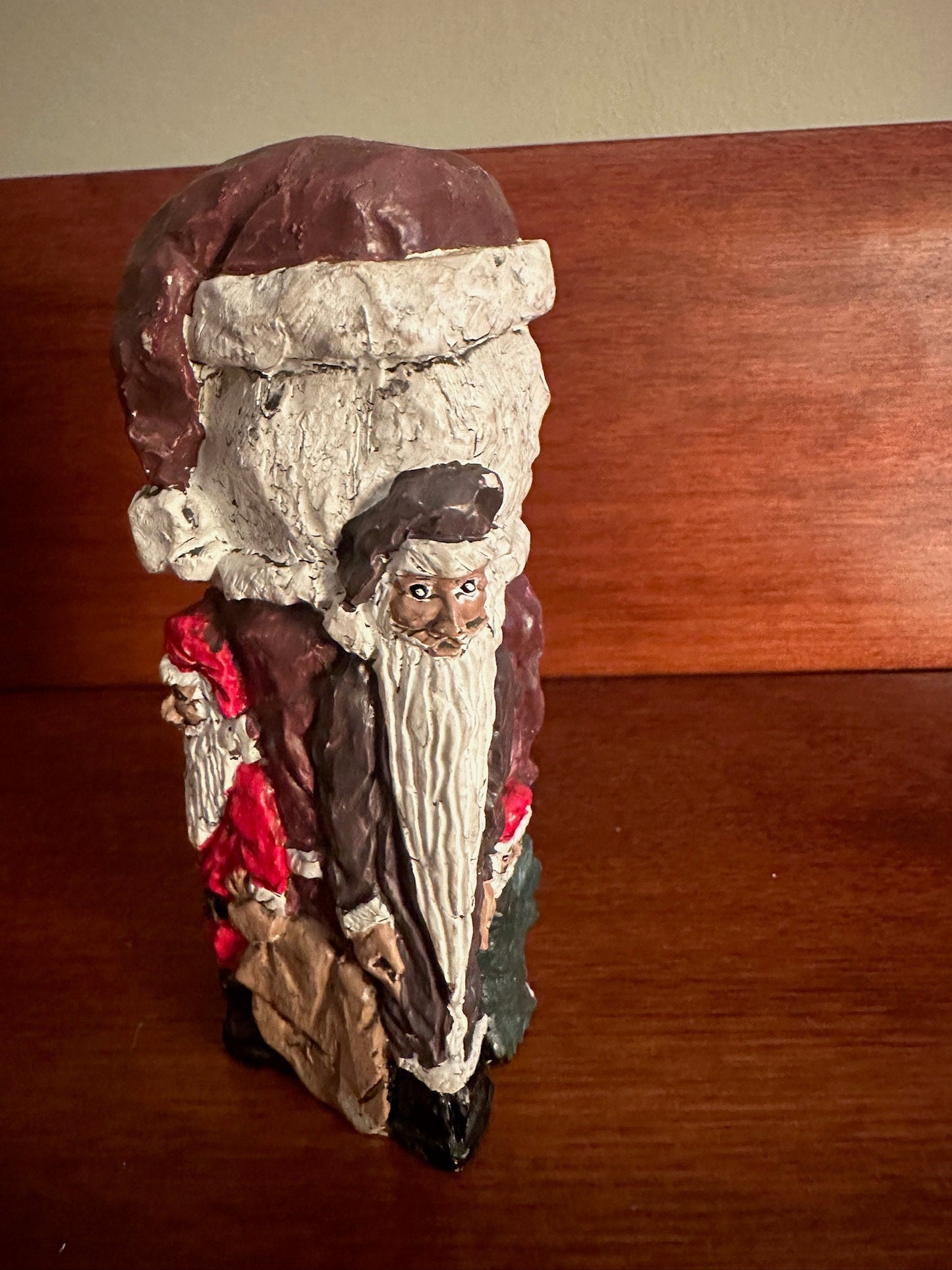 Vintage Carved Santa Claus Figurine, Precious Présents from Santa, Resin Santa, Lover Antiques and Vintage