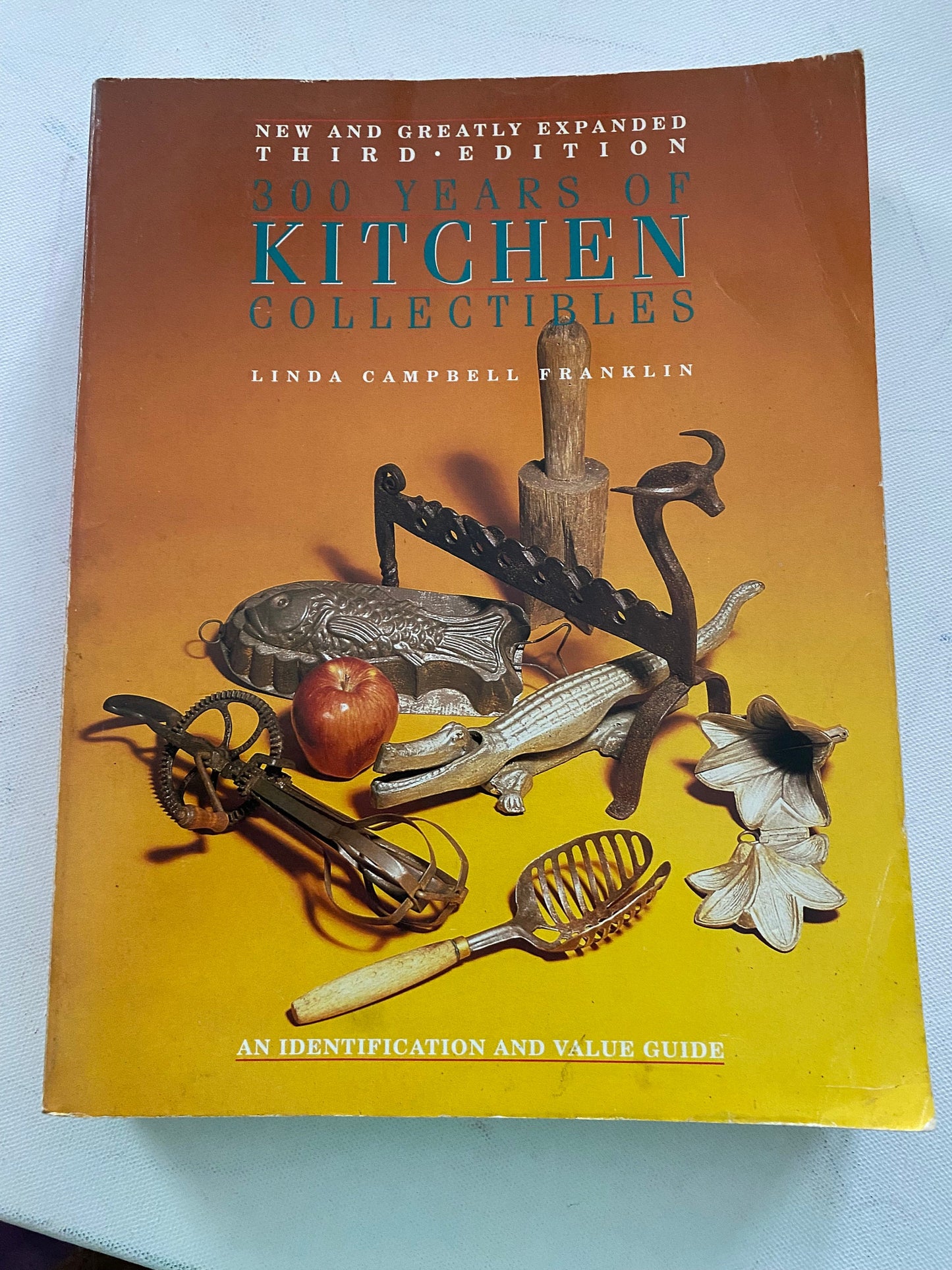 300 Years of Housekeeping Collectibles Identification and Value Guide Book, by Linda Campbell Franklin, Lover Antiques and Vintage