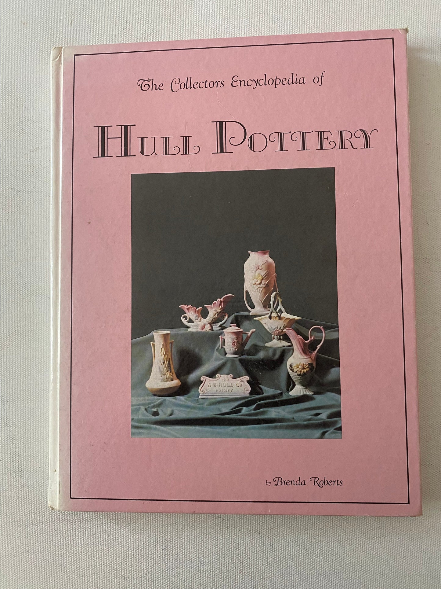 The Collector’s Encyclopedia of Hull Pottery Book, by Brenda Roberts, Lover Antiques and Vintage