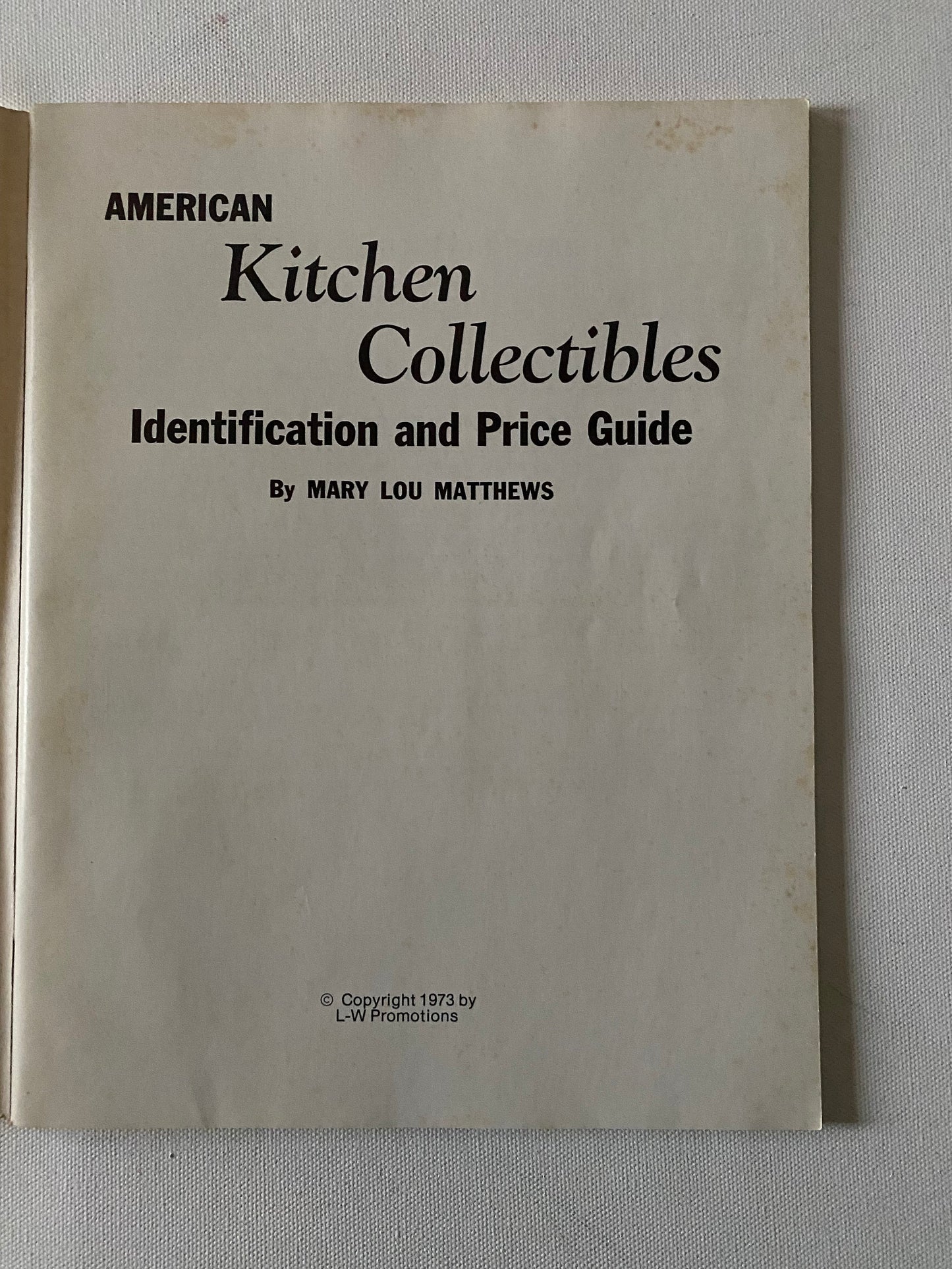 American Kitchen Collectibles Identification & Price Guide Book, by Mary Lou Matthews, Lover Antiques and Vintage