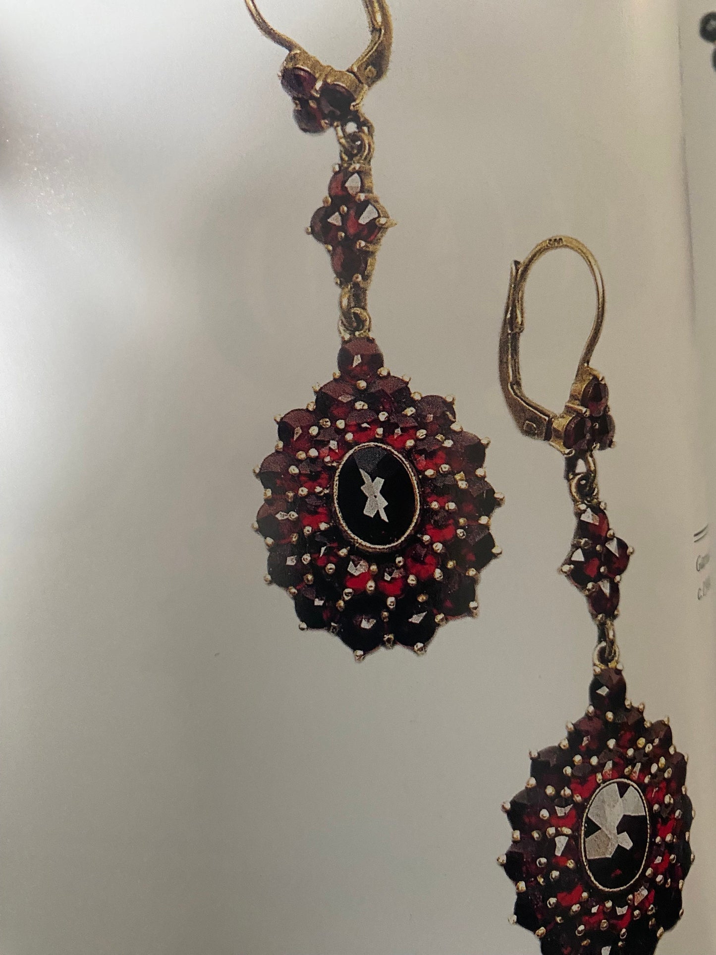 Costume Jewelry Identification and Price Guide Book, Coverage from the Victorian period through the 1960s, by Leigh Leshner, Lover Antiques
