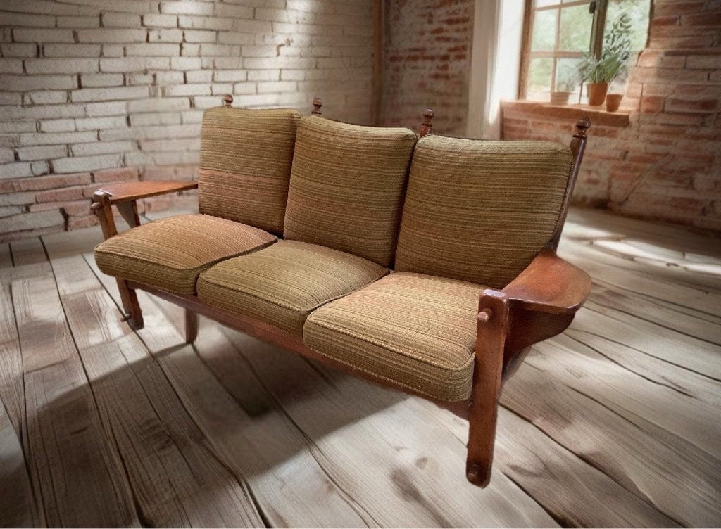 Cushman Colonial Creations Carver Three Seater No. 4-185-3 Paddle Arm Chair Couch Settee Lover Antiques and Vintage